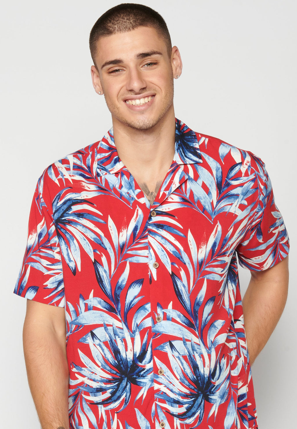Camisa Hombre Manga Corta Cuello Cubano Estampado Hawaiano Viscosa – Koroshi 2311CC38