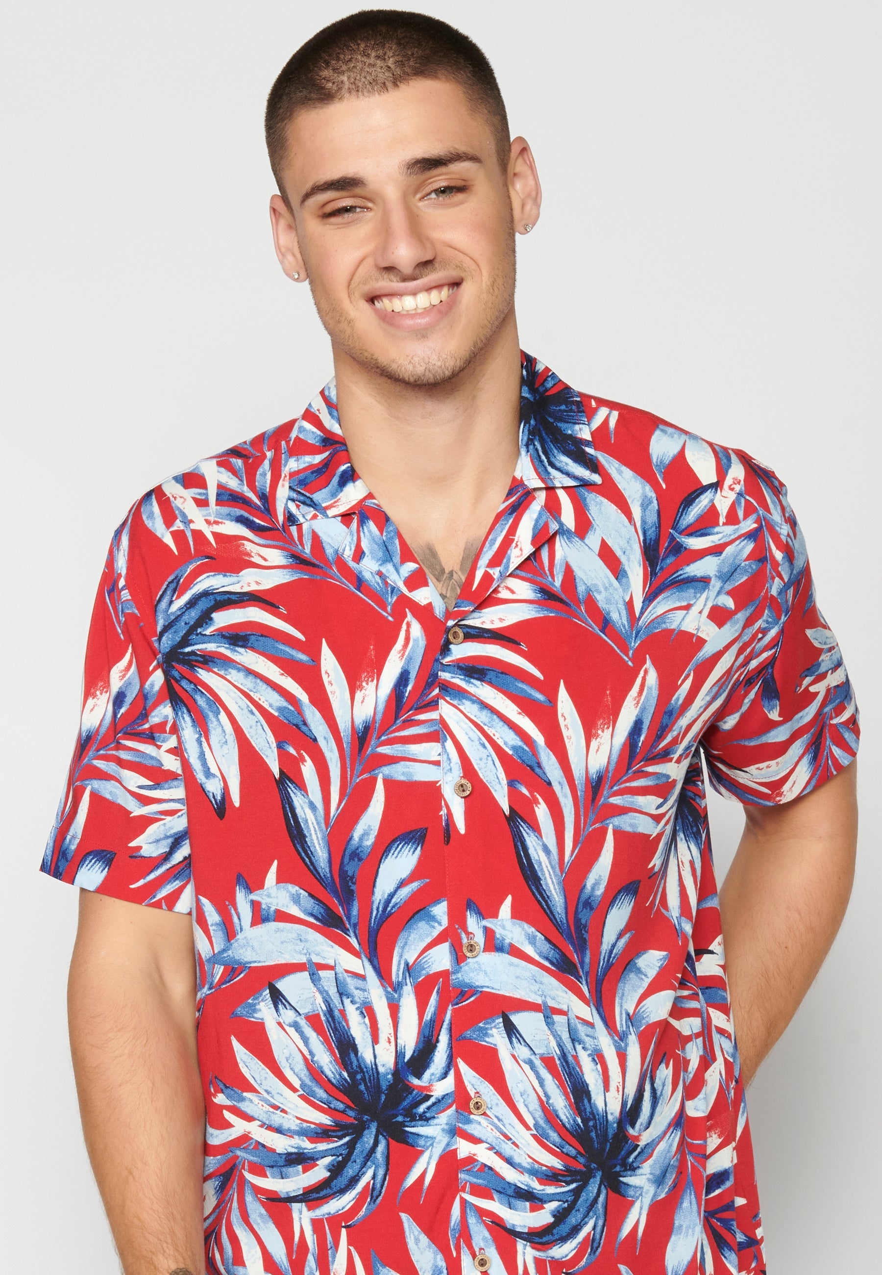 Camisa Hombre Manga Corta Cuello Cubano Estampado Hawaiano Viscosa – Koroshi 2311CC38