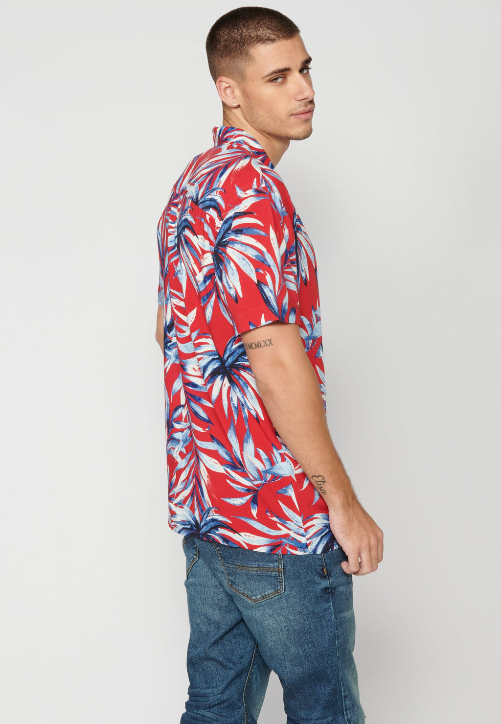 Camisa Hombre Manga Corta Cuello Cubano Estampado Hawaiano Viscosa – Koroshi 2311CC38