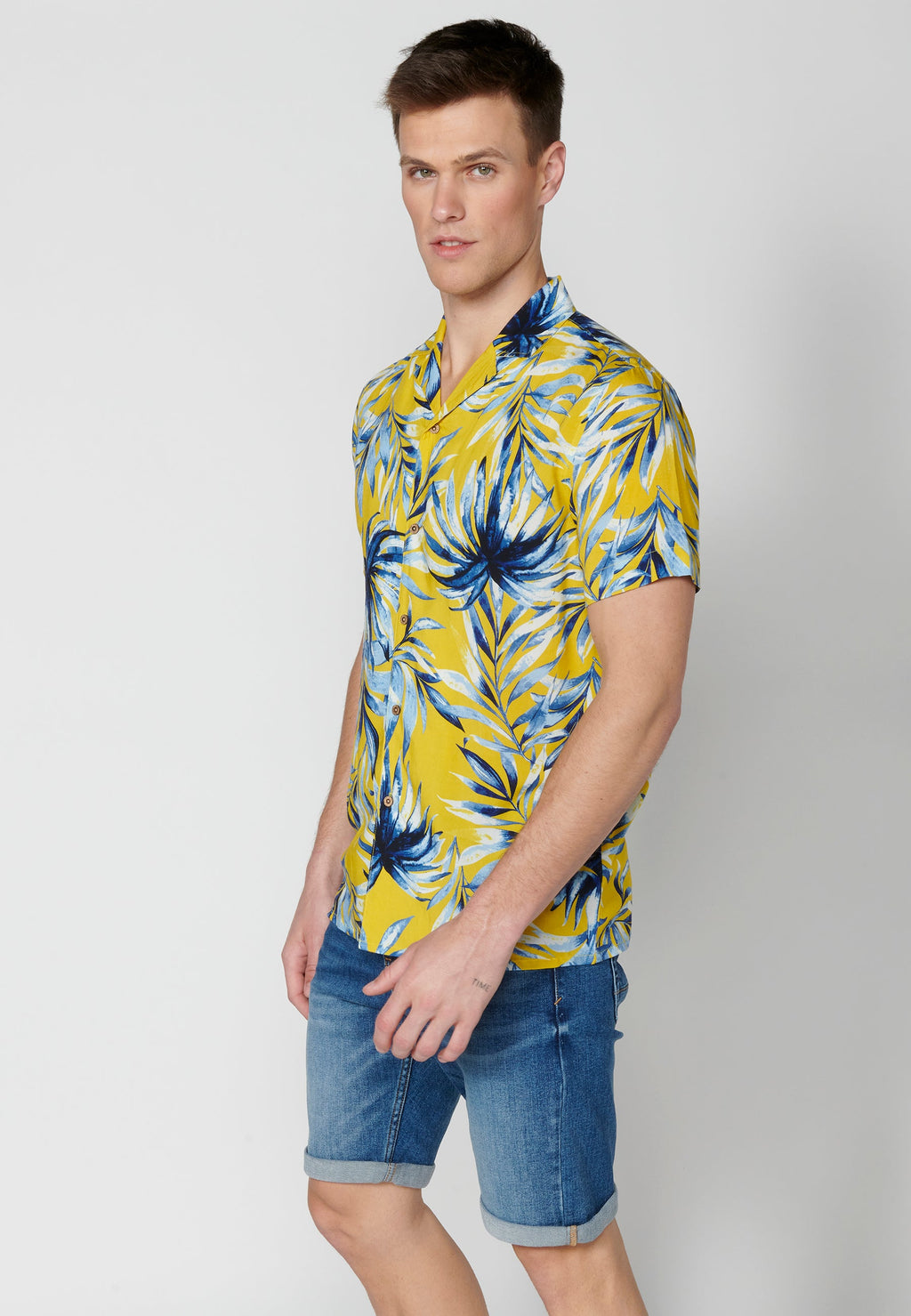 Camisa Hombre Manga Corta Cuello Cubano Estampado Hawaiano Viscosa – Koroshi 2311CC38