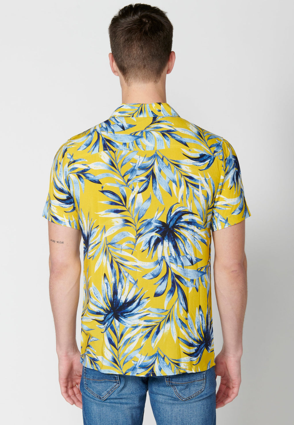 Camisa Hombre Manga Corta Cuello Cubano Estampado Hawaiano Viscosa – Koroshi 2311CC38