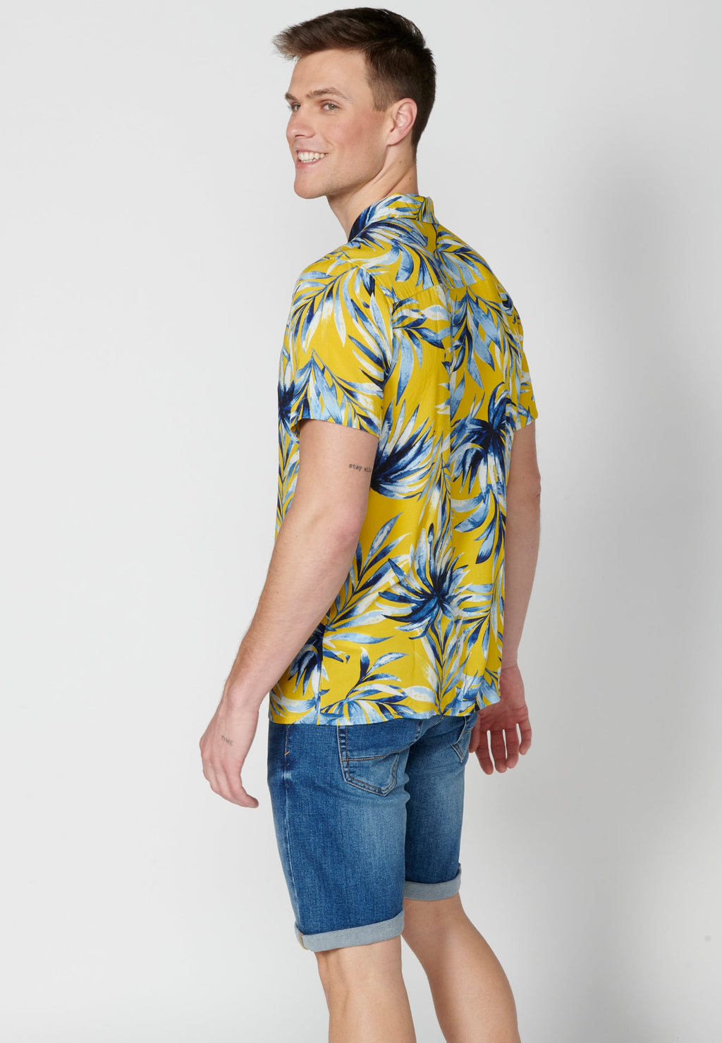 Camisa Hombre Manga Corta Cuello Cubano Estampado Hawaiano Viscosa – Koroshi 2311CC38