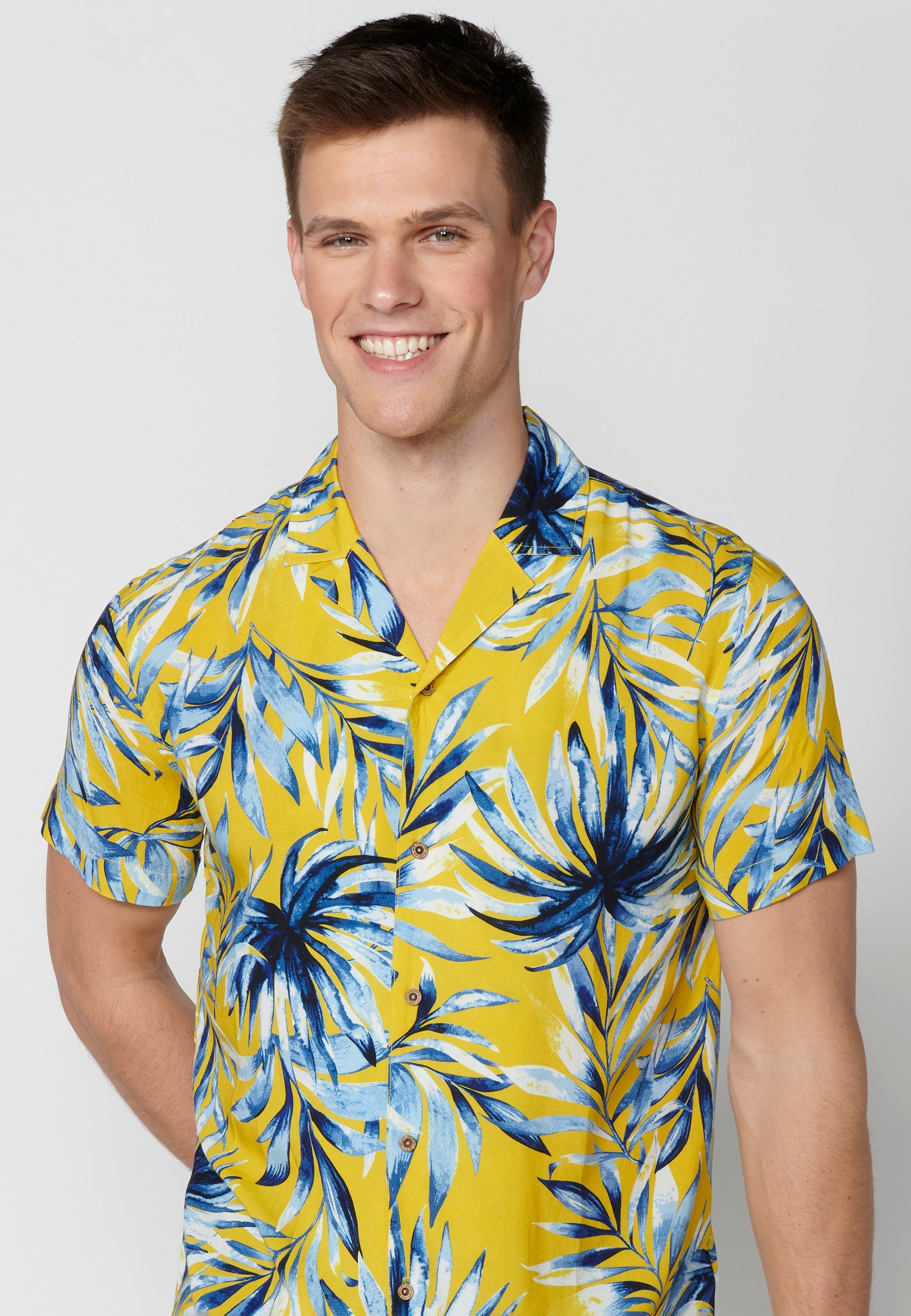 Camisa Hombre Manga Corta Cuello Cubano Estampado Hawaiano Viscosa – Koroshi 2311CC38