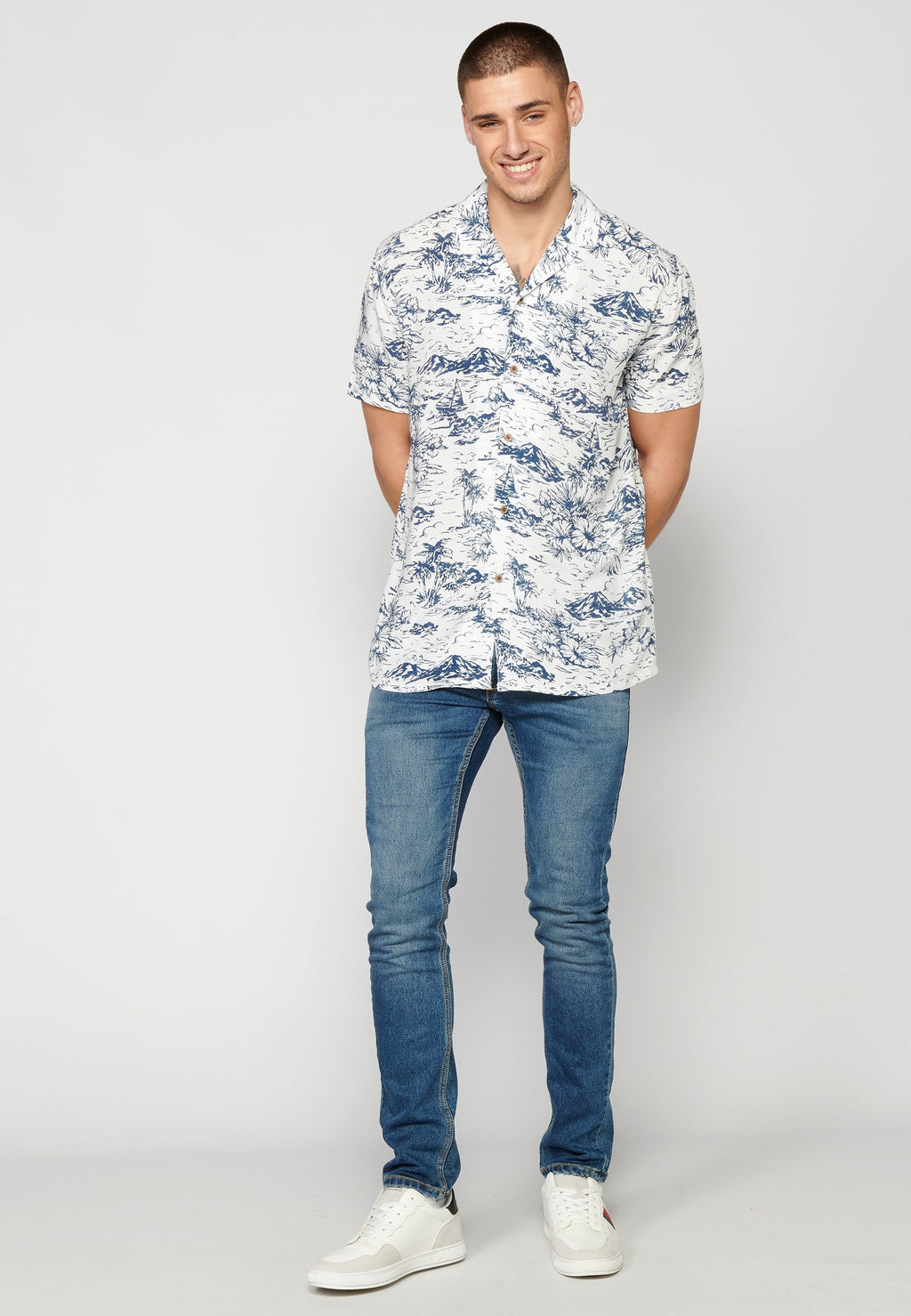 Camisa Hombre Manga Corta Cuello Cubano Estampado Hawaiano Viscosa – Koroshi 2311CC38