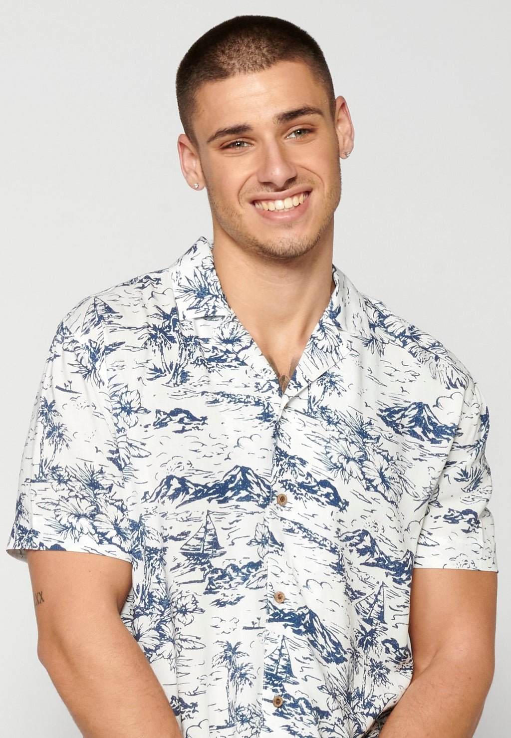 Camisa Hombre Manga Corta Cuello Cubano Estampado Hawaiano Viscosa – Koroshi 2311CC38
