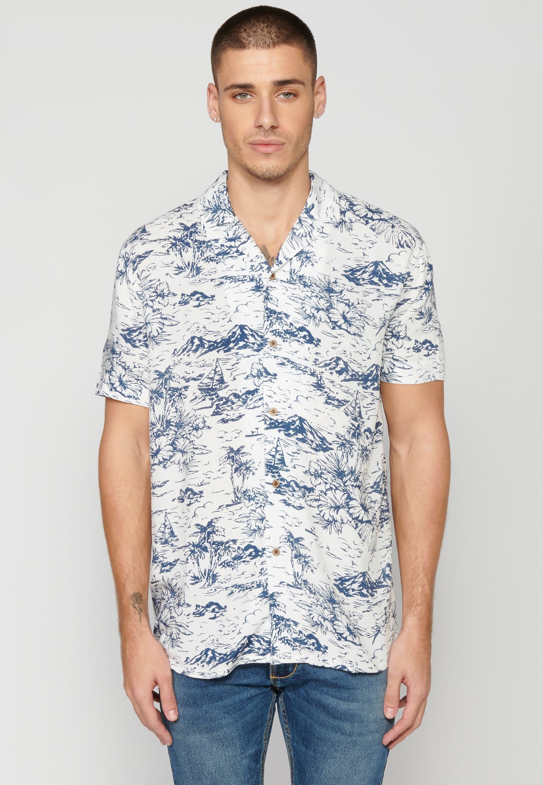 Camisa Hombre Manga Corta Cuello Cubano Estampado Hawaiano Viscosa – Koroshi 2311CC38