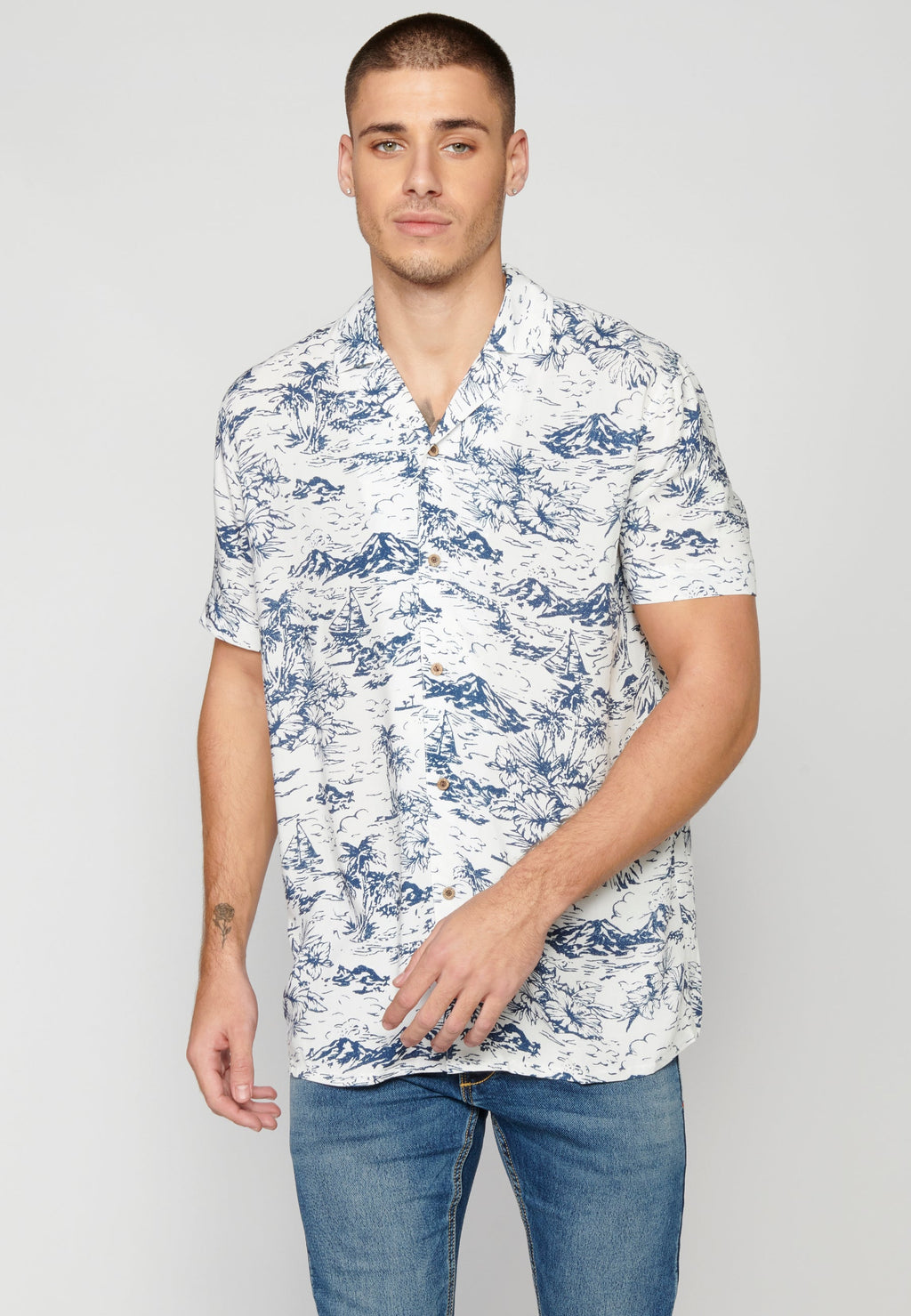 Camisa Hombre Manga Corta Cuello Cubano Estampado Hawaiano Viscosa – Koroshi 2311CC38