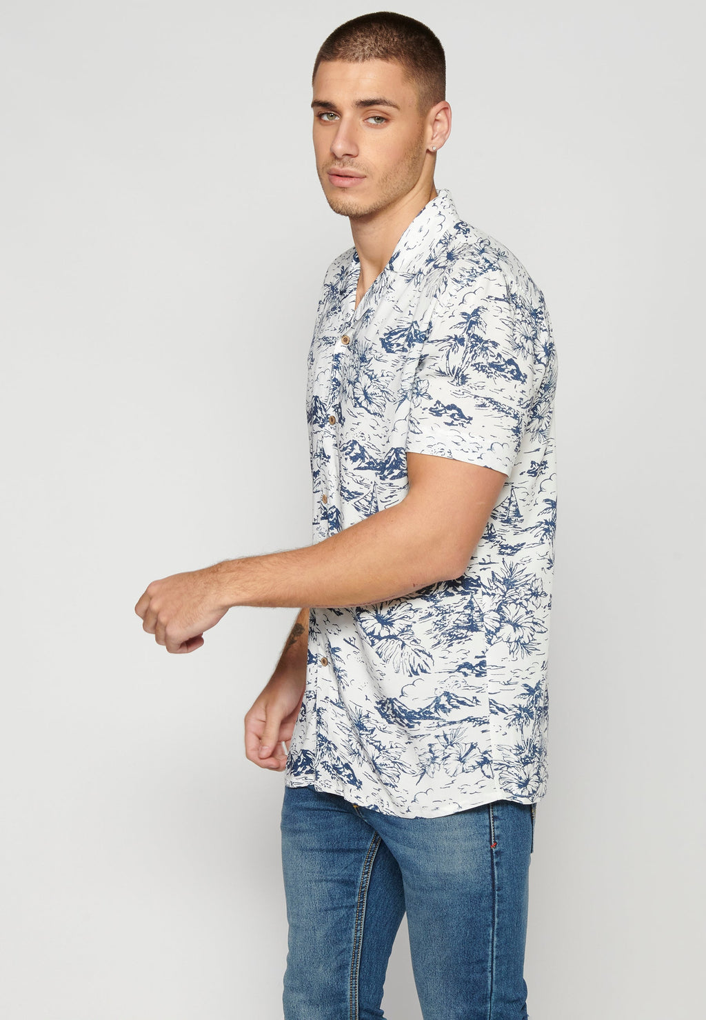 Camisa Hombre Manga Corta Cuello Cubano Estampado Hawaiano Viscosa – Koroshi 2311CC38