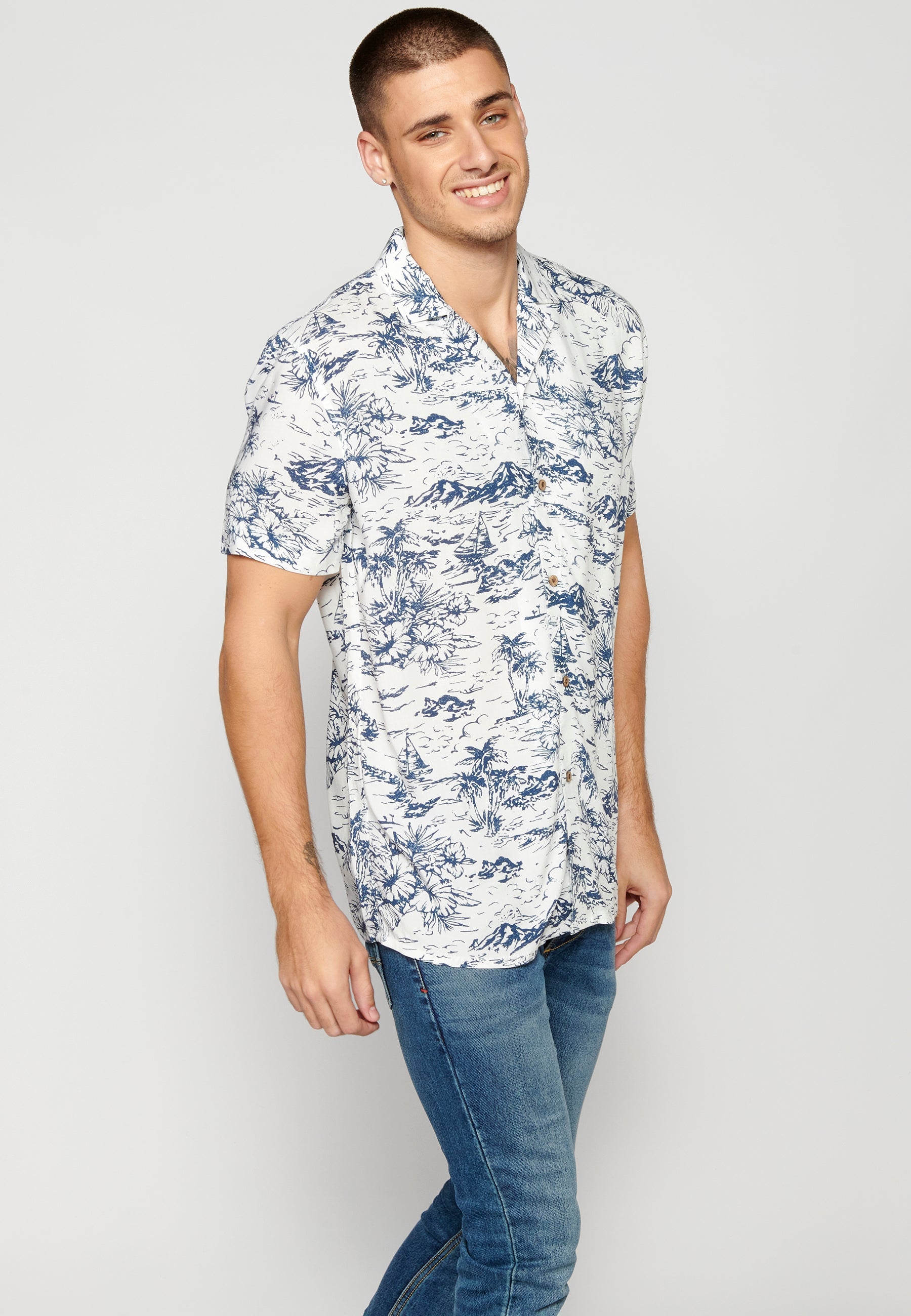 Camisa Hombre Manga Corta Cuello Cubano Estampado Hawaiano Viscosa – Koroshi 2311CC38