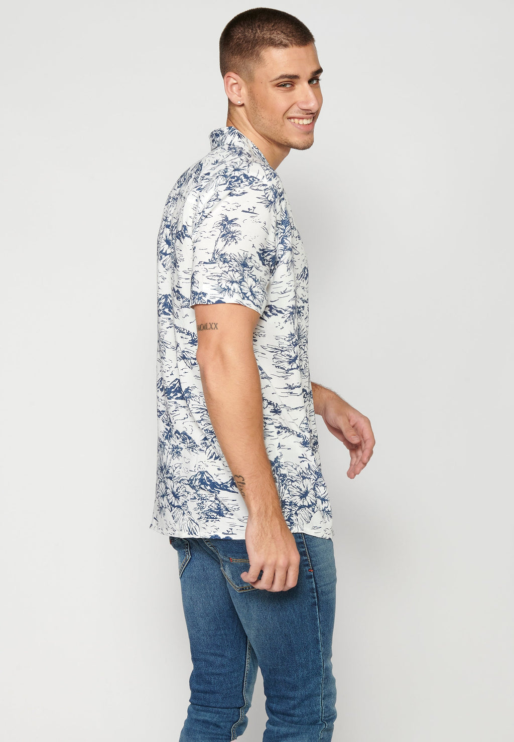 Camisa Hombre Manga Corta Cuello Cubano Estampado Hawaiano Viscosa – Koroshi 2311CC38