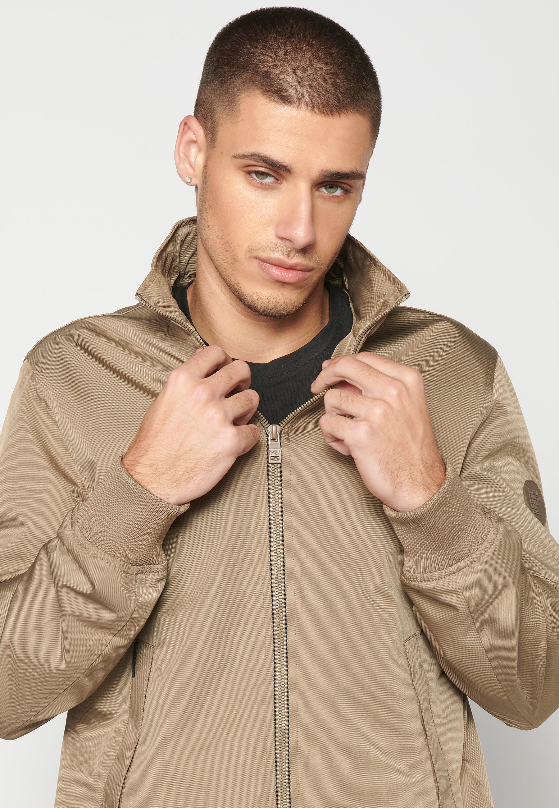 Chaqueta Bomber Hombre Cuello Alto y Cremallera – Koroshi Beige