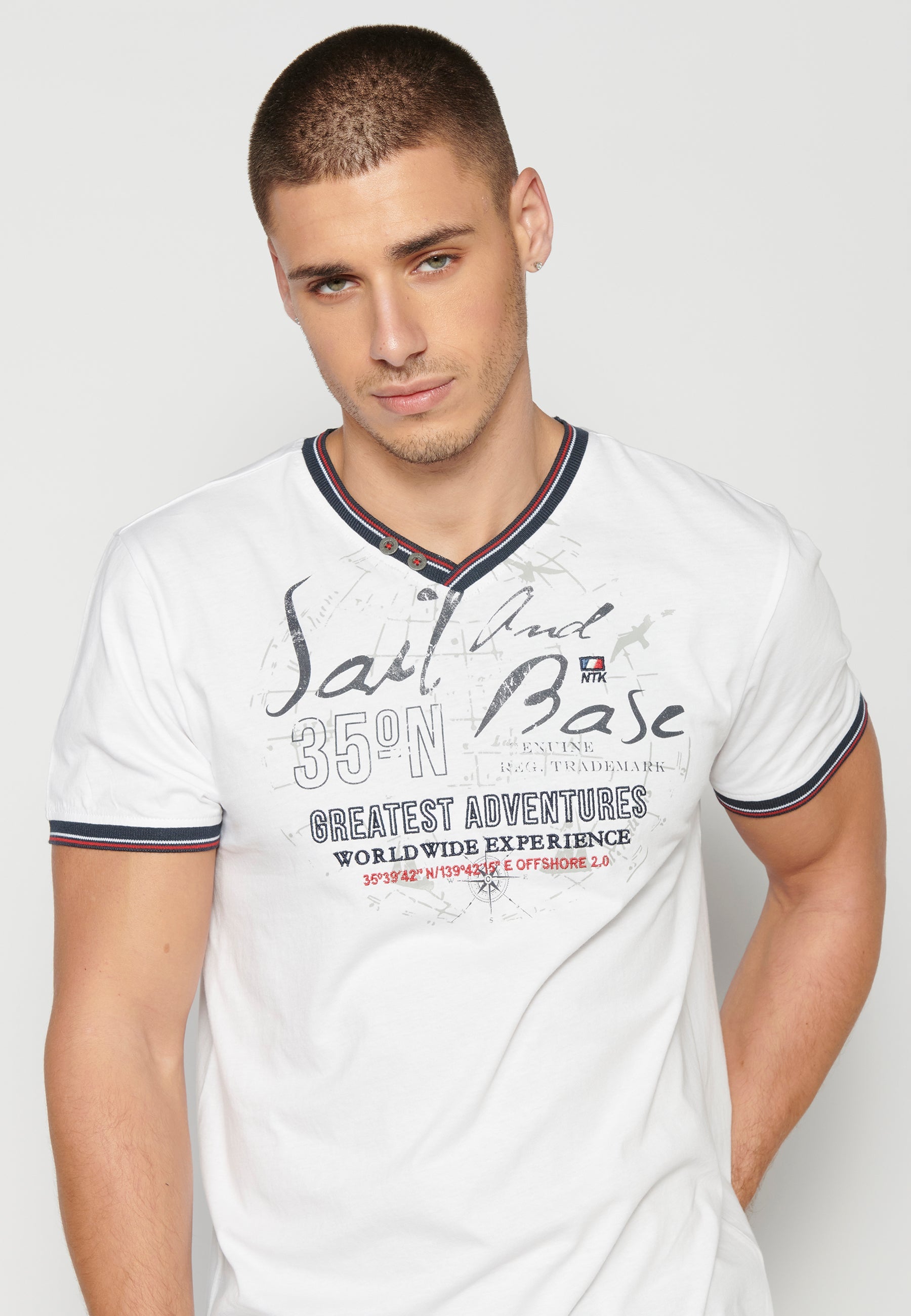 Camiseta Hombre Manga Corta Cuello Pico Estampada – Koroshi 2311MC04