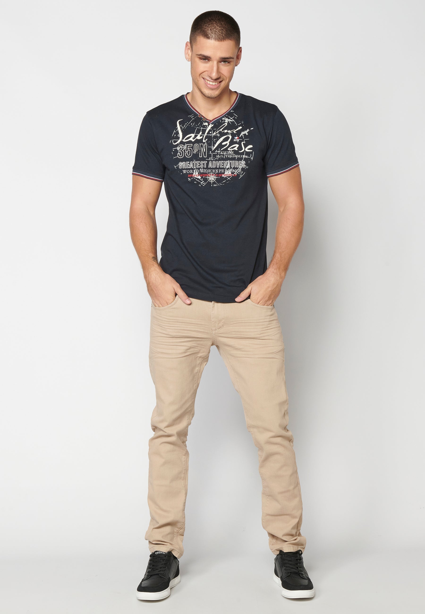 Camiseta Hombre Manga Corta Cuello Pico Estampada – Koroshi 2311MC04