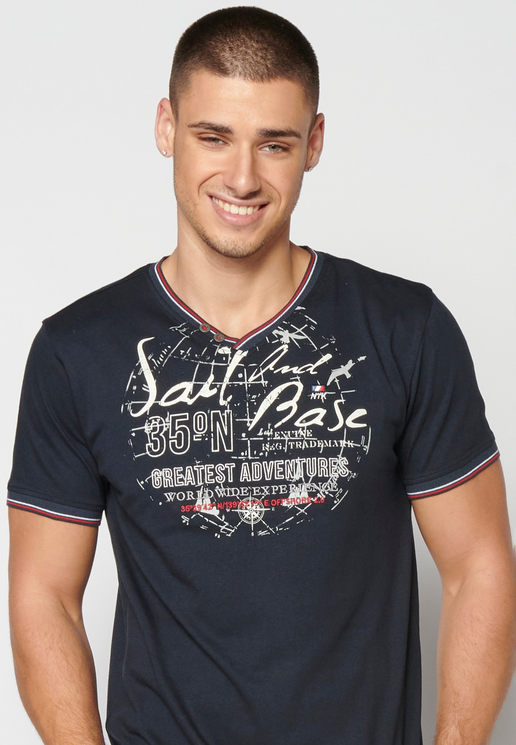 Camiseta Hombre Manga Corta Cuello Pico Estampada – Koroshi 2311MC04