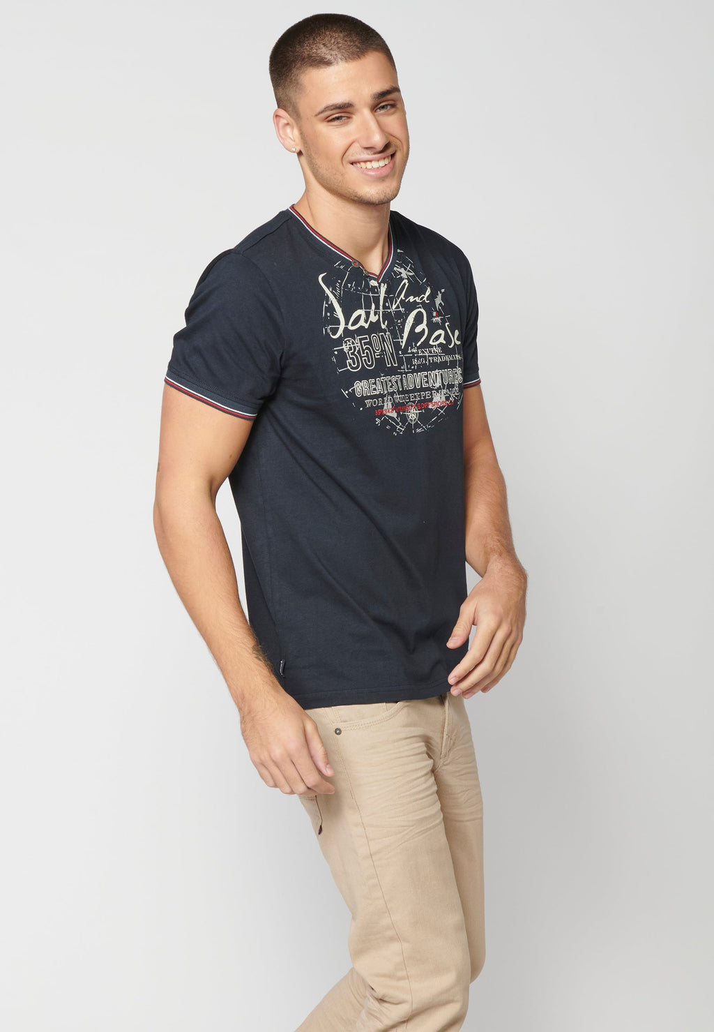 Camiseta Hombre Manga Corta Cuello Pico Estampada – Koroshi 2311MC04
