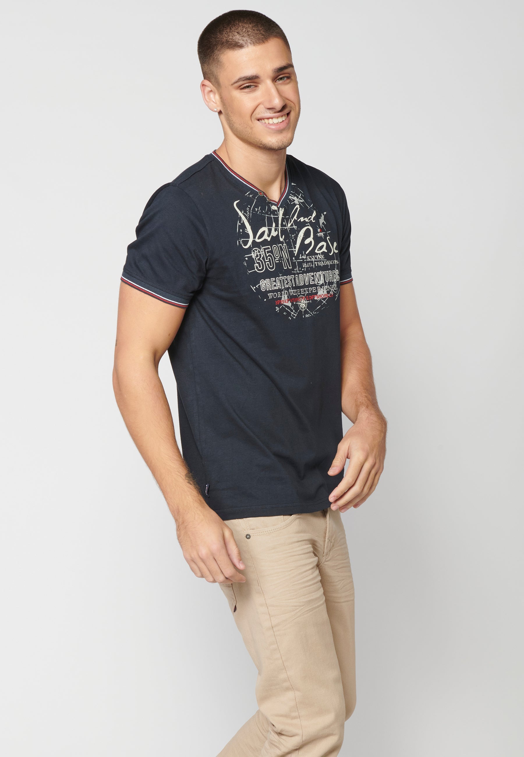 Camiseta Hombre Manga Corta Cuello Pico Estampada – Koroshi 2311MC04