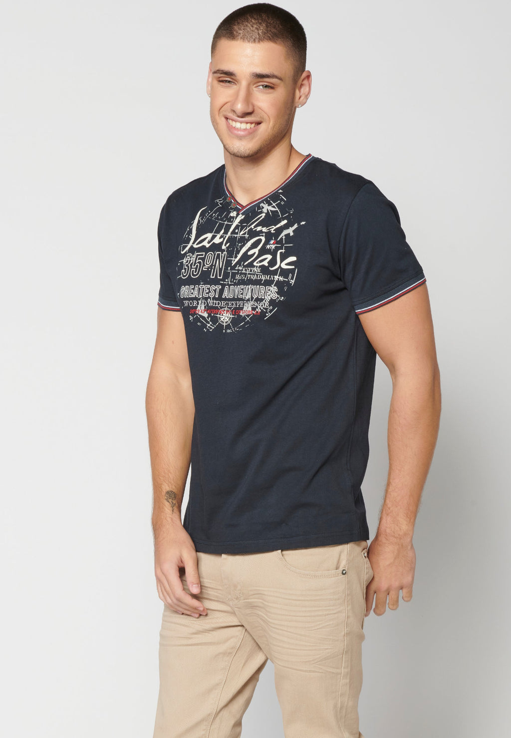 Camiseta Hombre Manga Corta Cuello Pico Estampada – Koroshi 2311MC04