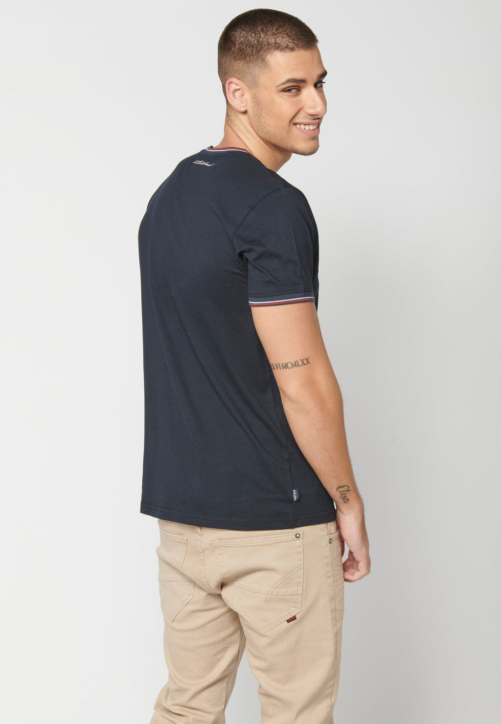 Camiseta Hombre Manga Corta Cuello Pico Estampada – Koroshi 2311MC04