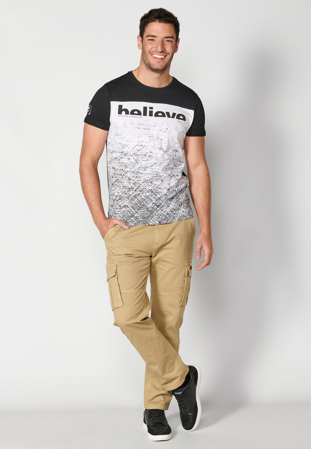 Camiseta Hombre Manga Corta Cuello Redondo con Texto – Koroshi 2311MC08