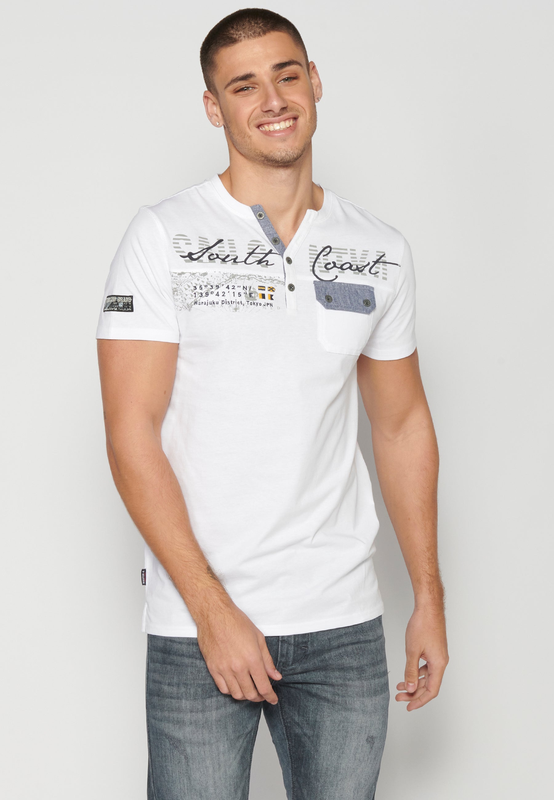 Camiseta Hombre Manga Corta Cuello con Abertura Estampada – Koroshi 2311MC22