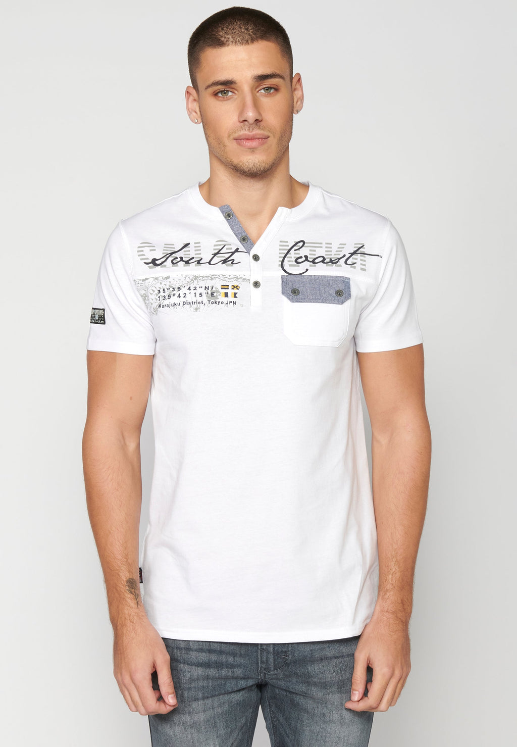 Camiseta Hombre Manga Corta Cuello con Abertura Estampada – Koroshi 2311MC22