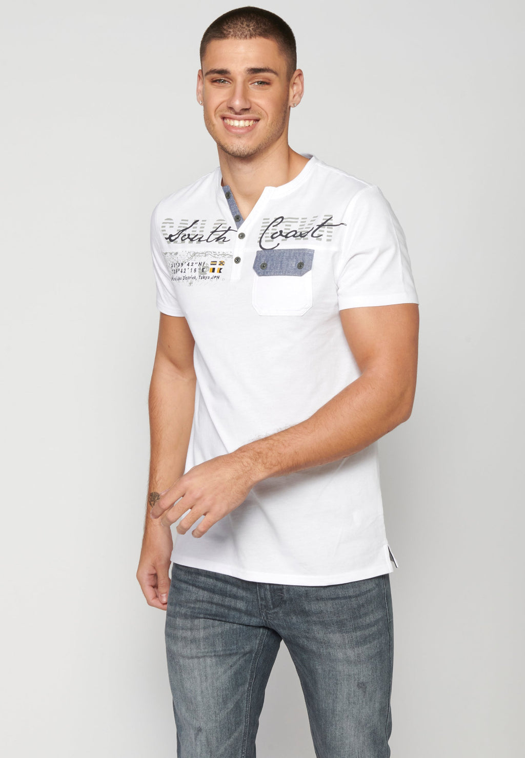 Camiseta Hombre Manga Corta Cuello con Abertura Estampada – Koroshi 2311MC22