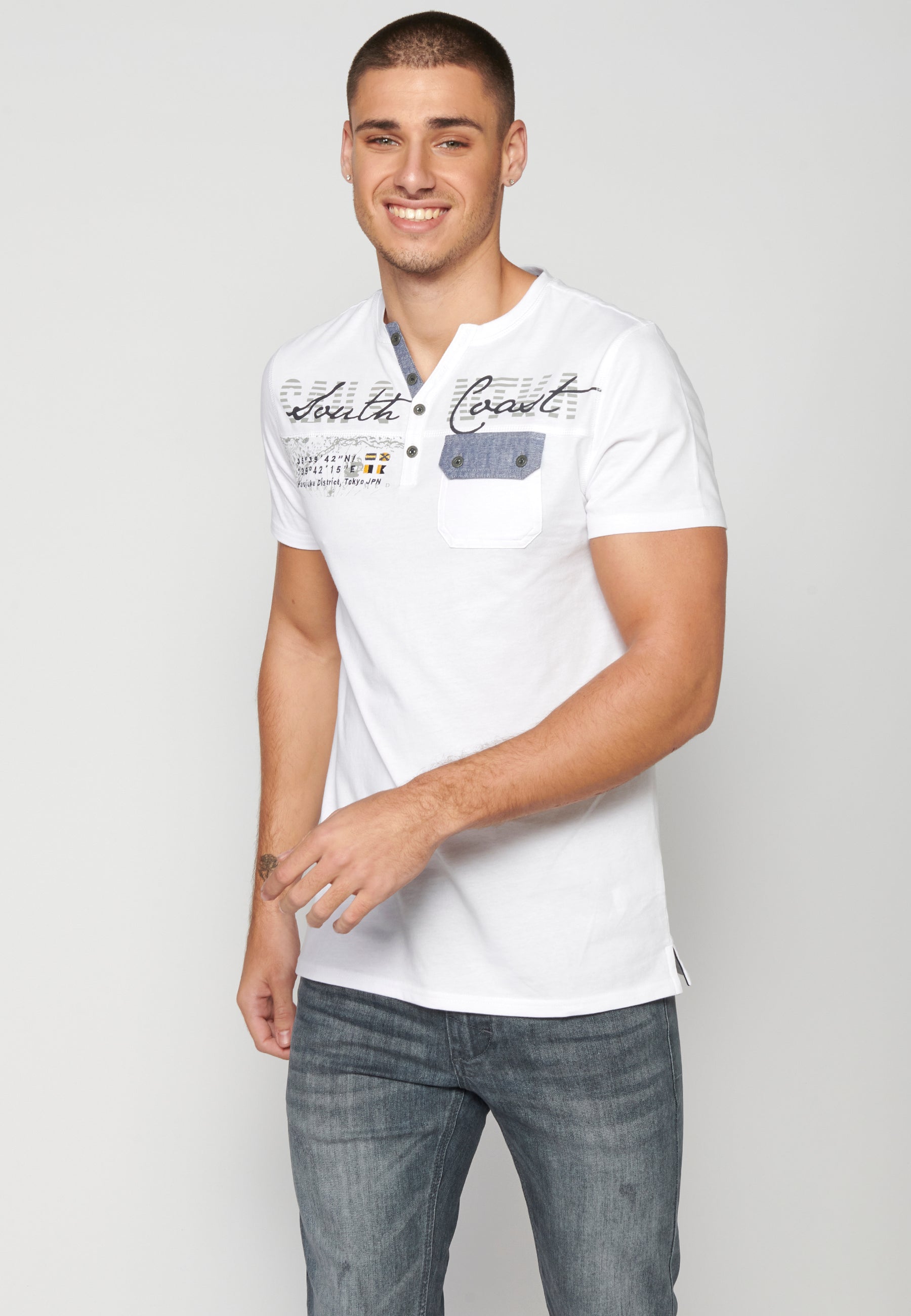 Camiseta Hombre Manga Corta Cuello con Abertura Estampada – Koroshi 2311MC22