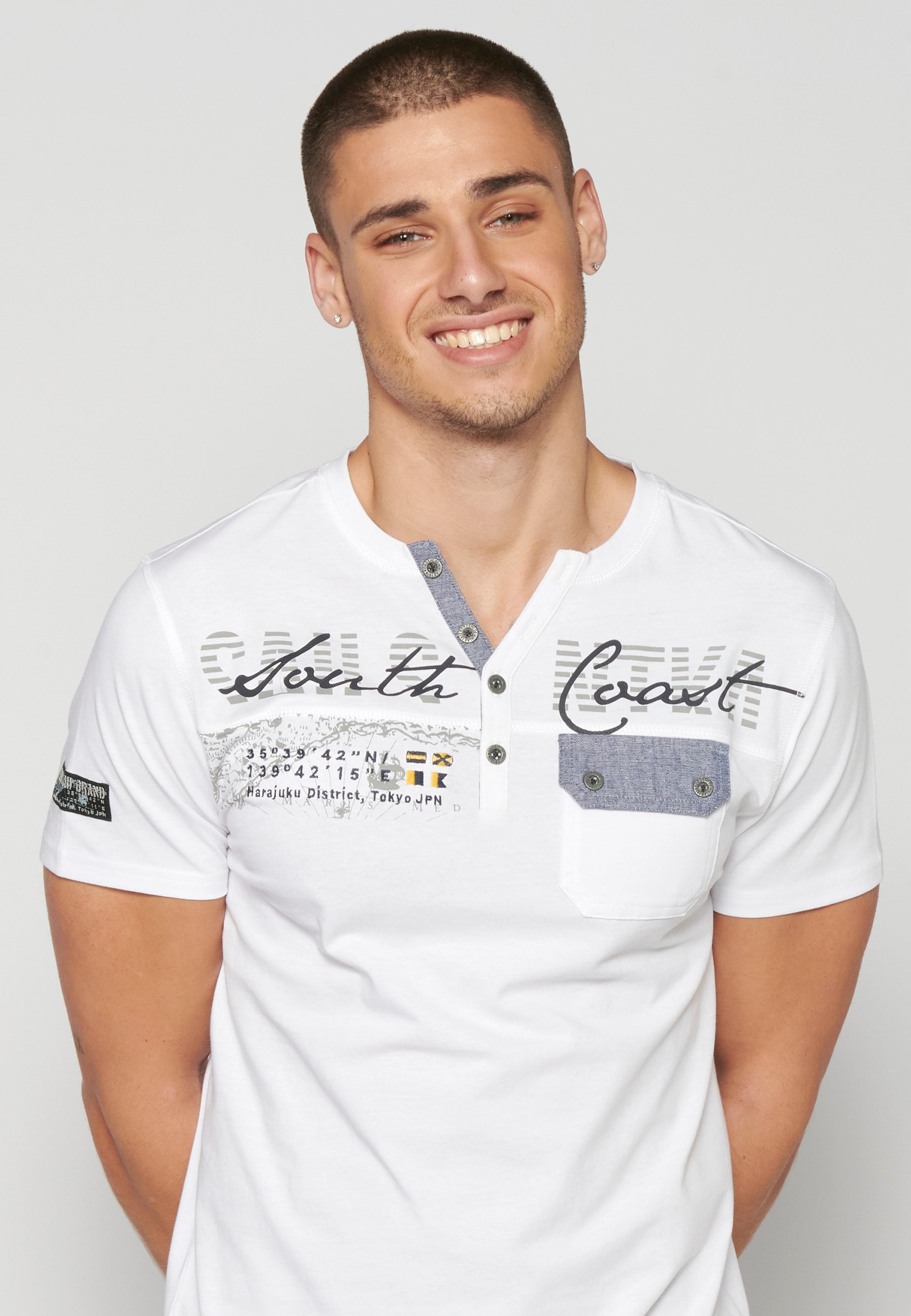Camiseta Hombre Manga Corta Cuello con Abertura Estampada – Koroshi 2311MC22