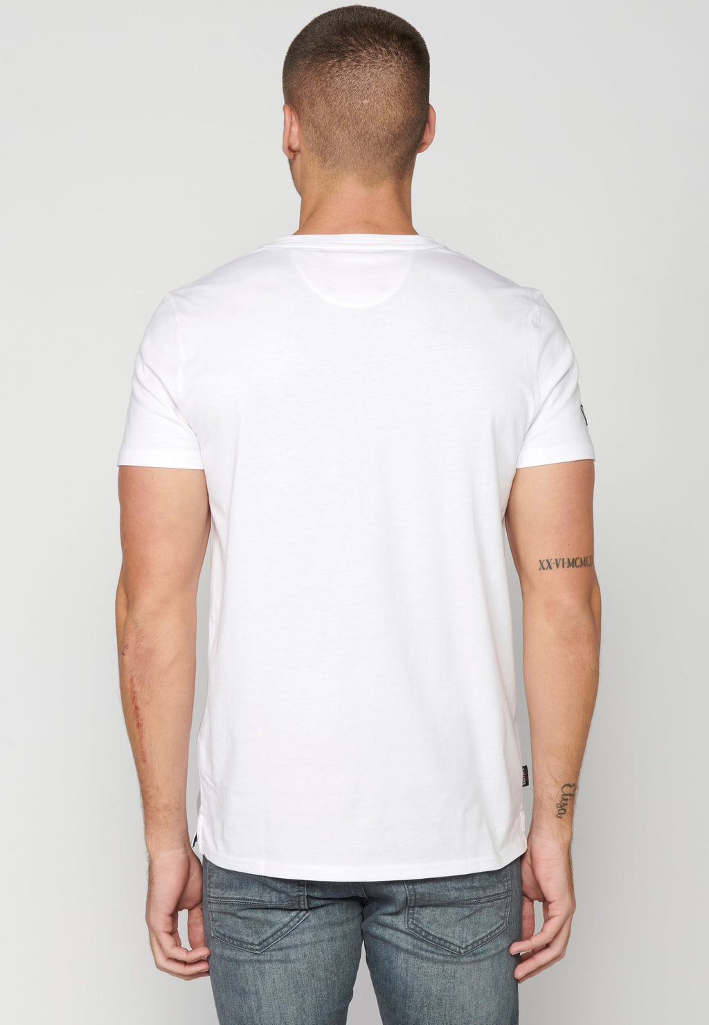 Camiseta Hombre Manga Corta Cuello con Abertura Estampada – Koroshi 2311MC22