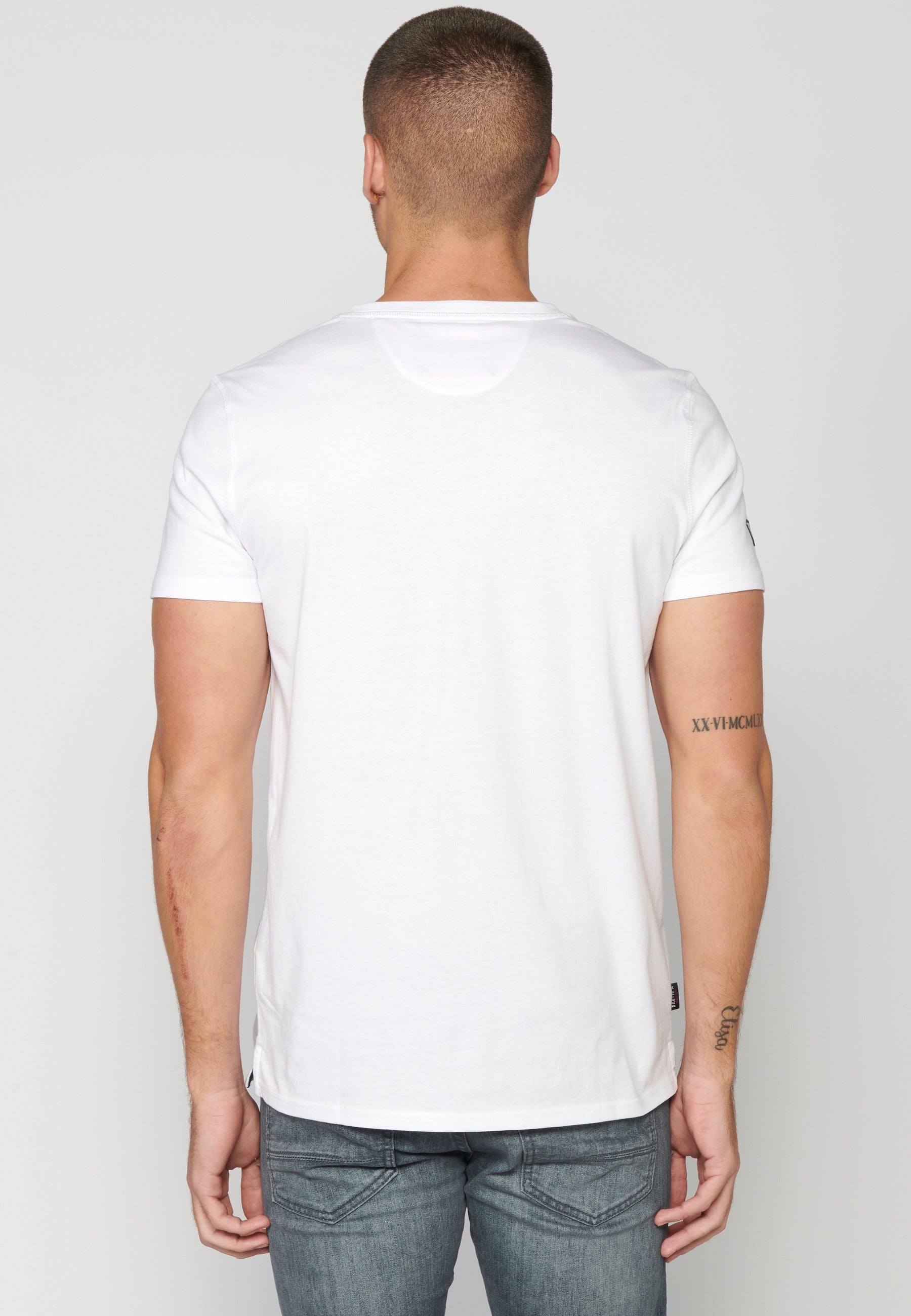 Camiseta Hombre Manga Corta Cuello con Abertura Estampada – Koroshi 2311MC22