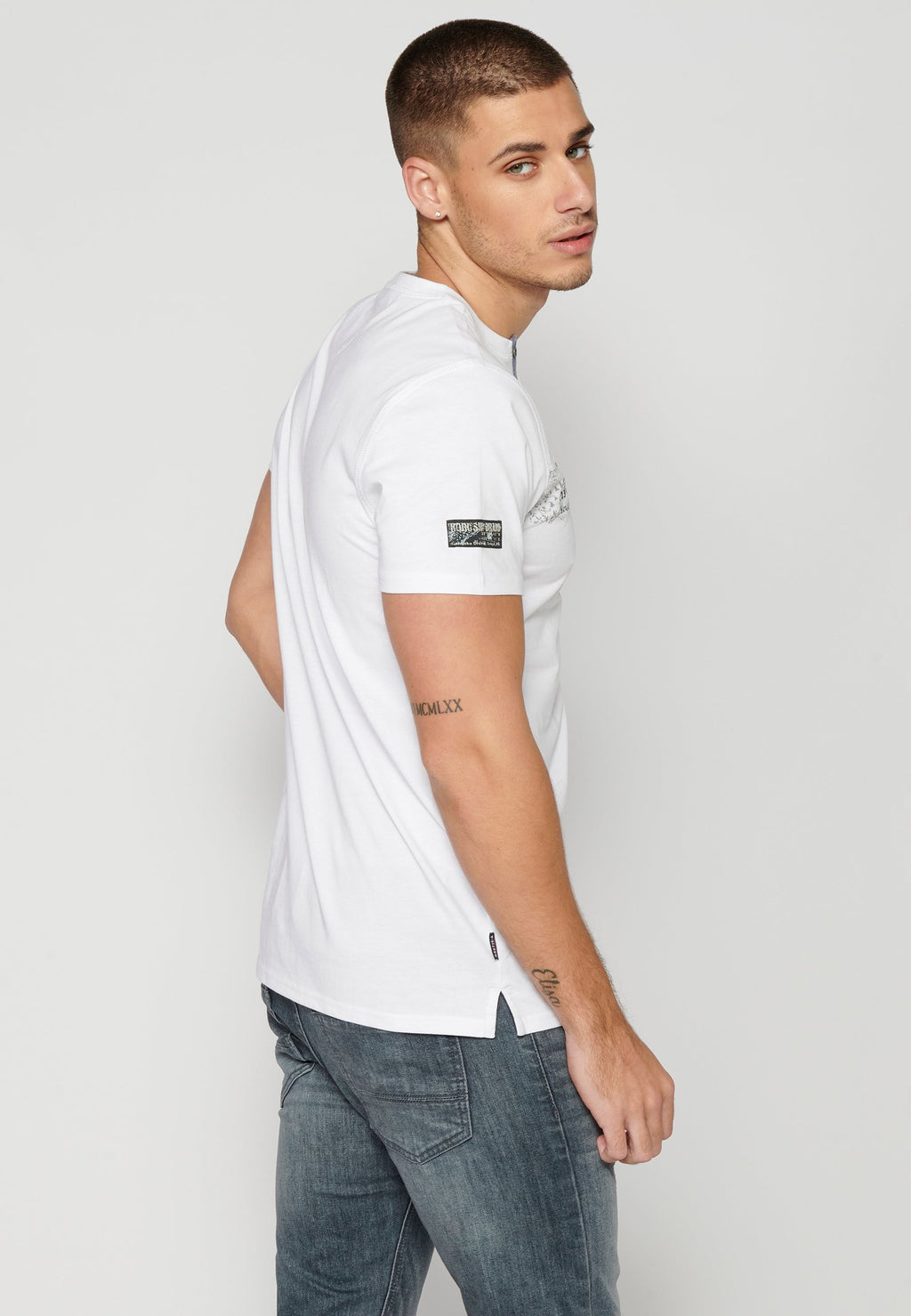 Camiseta Hombre Manga Corta Cuello con Abertura Estampada – Koroshi 2311MC22