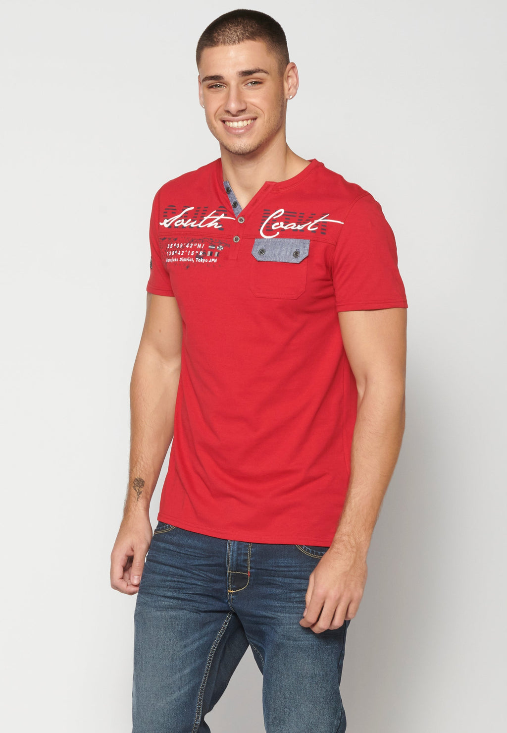 Camiseta Hombre Manga Corta Cuello con Abertura Estampada – Koroshi 2311MC22