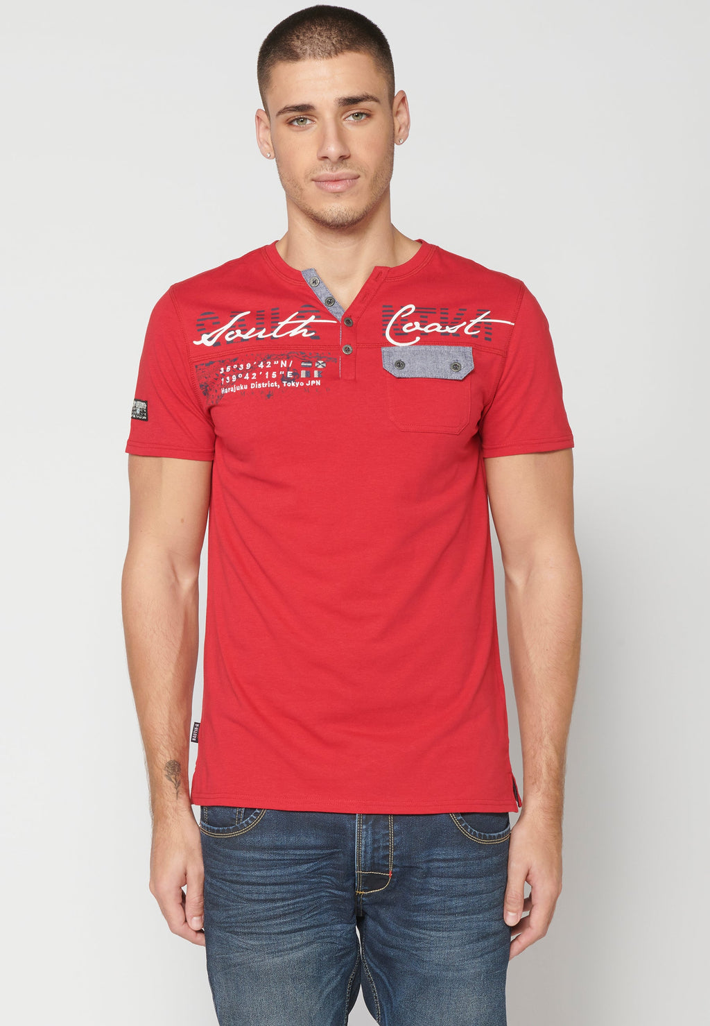 Camiseta Hombre Manga Corta Cuello con Abertura Estampada – Koroshi 2311MC22