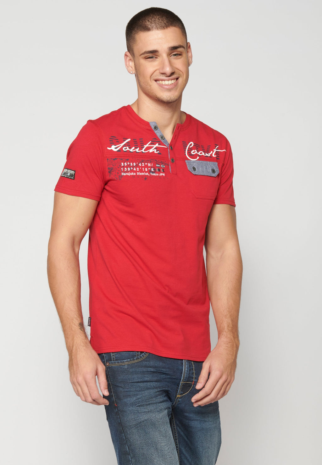 Camiseta Hombre Manga Corta Cuello con Abertura Estampada – Koroshi 2311MC22