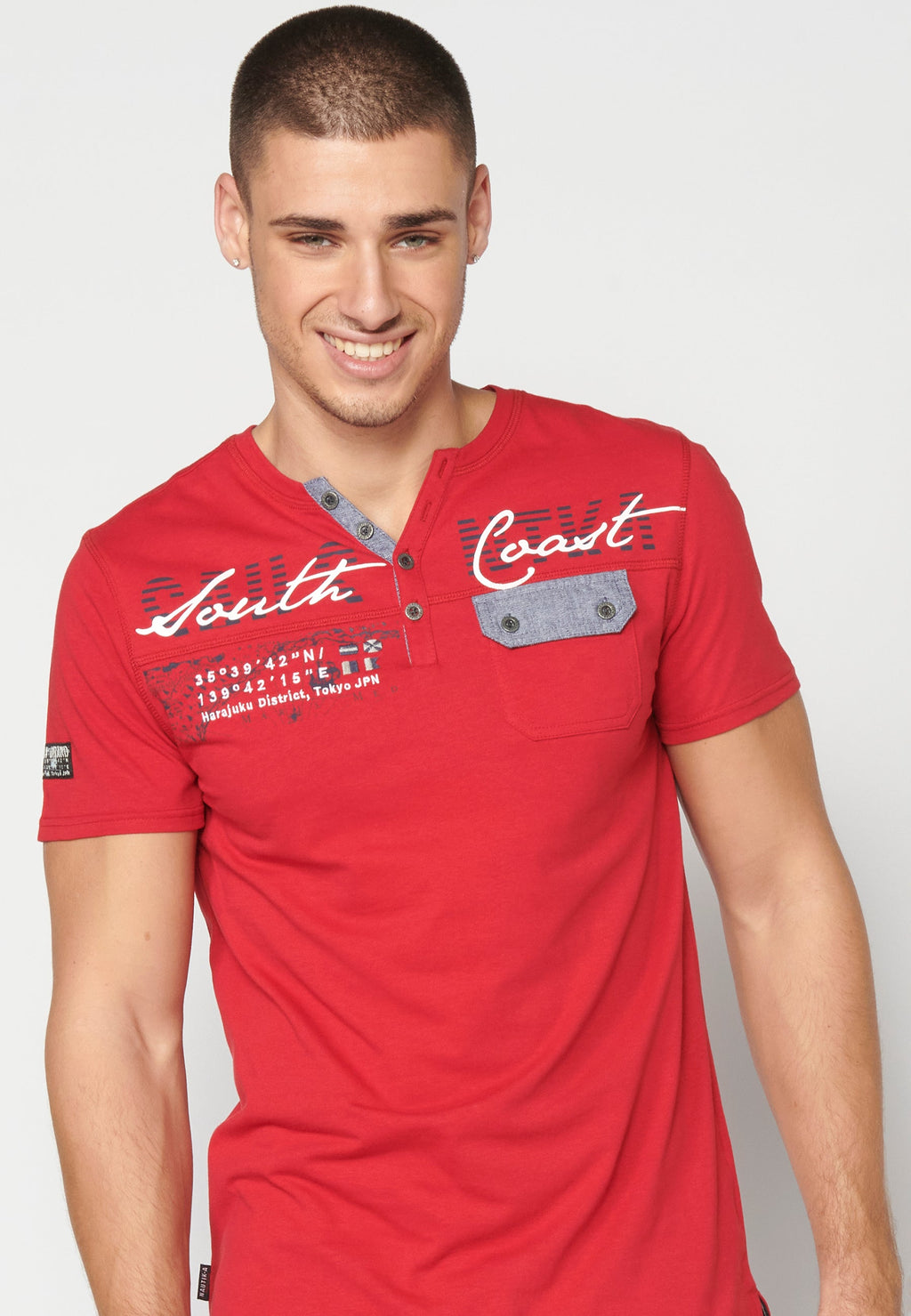 Camiseta Hombre Manga Corta Cuello con Abertura Estampada – Koroshi 2311MC22