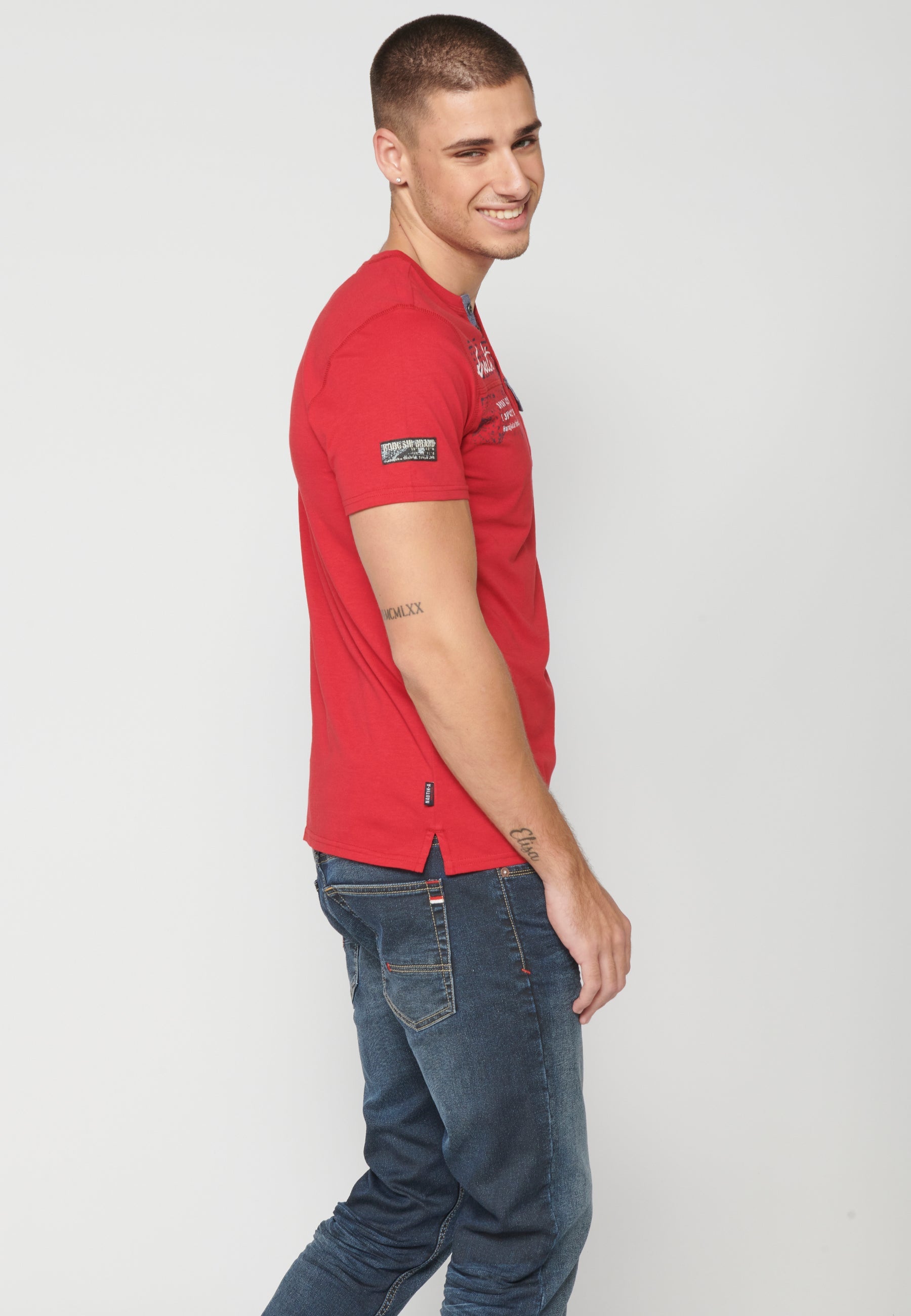 Camiseta Hombre Manga Corta Cuello con Abertura Estampada – Koroshi 2311MC22