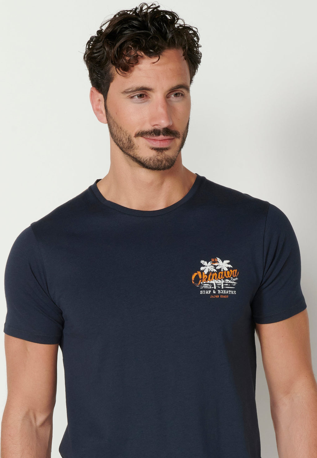 Camiseta Hombre Manga Corta Cuello Redondo Estampada Espalda – Koroshi Navy
