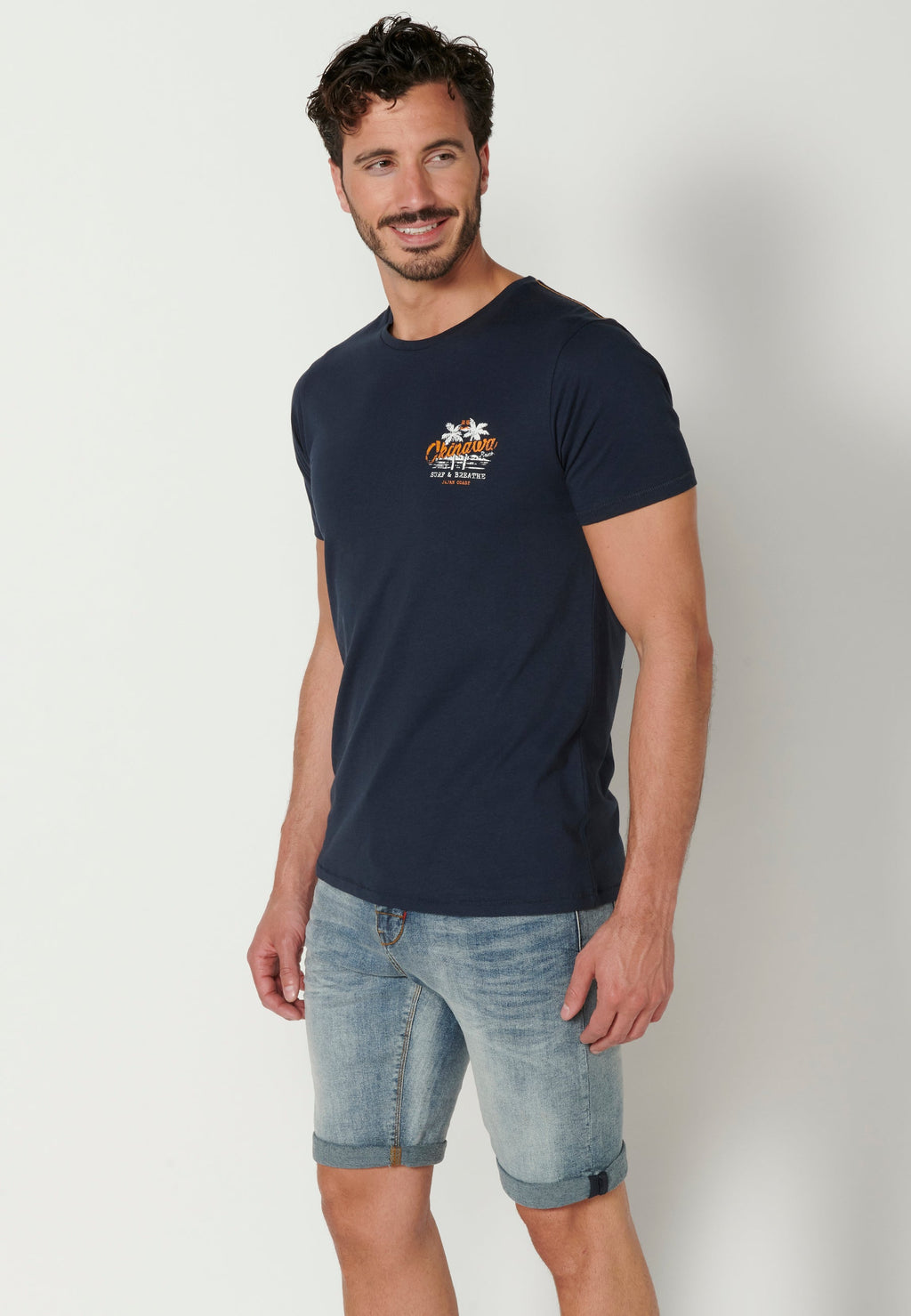Camiseta Hombre Manga Corta Cuello Redondo Estampada Espalda – Koroshi Navy