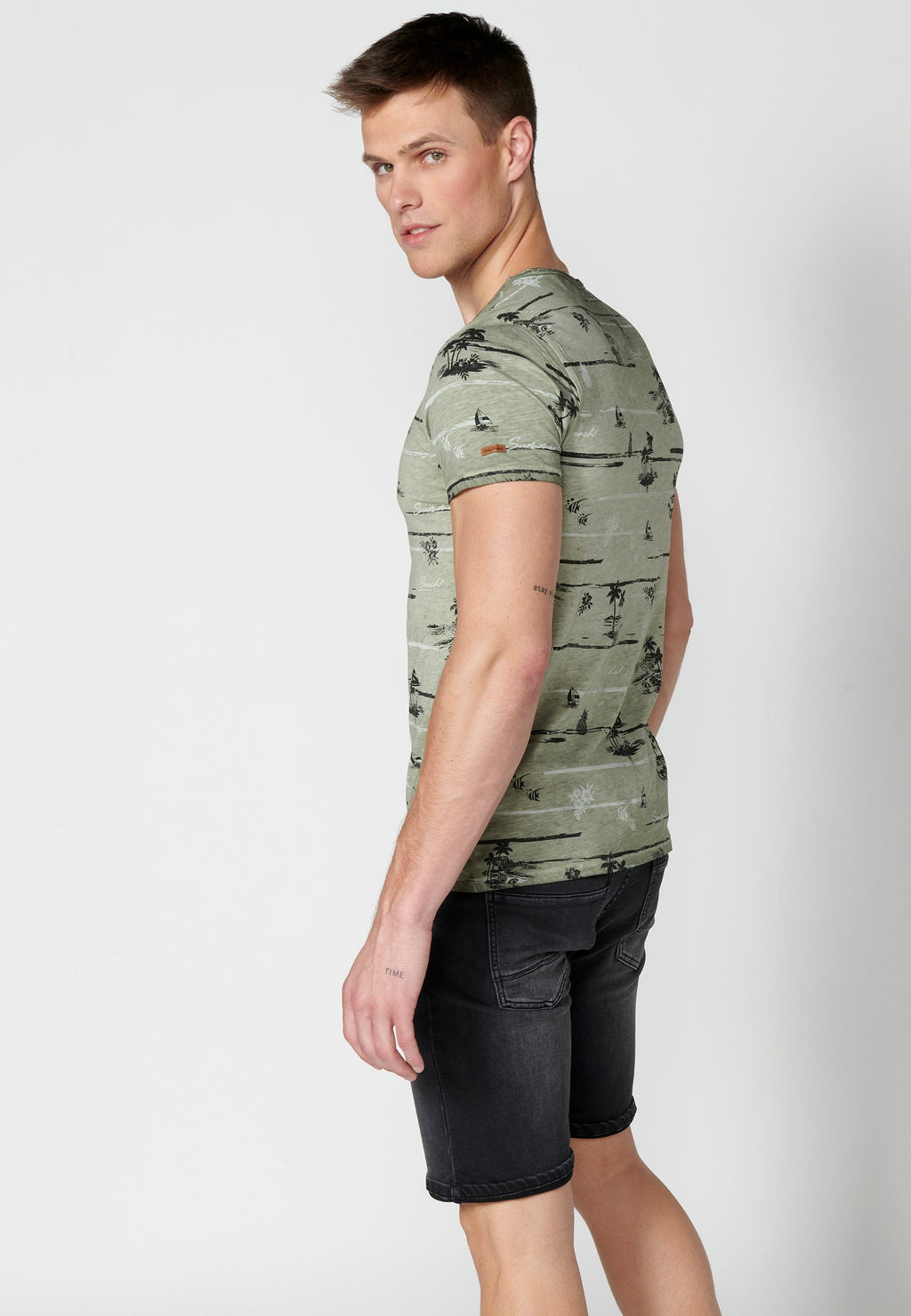 Camiseta Hombre Manga Corta Cuello Redondo Estampado Tropical – Koroshi Kaki