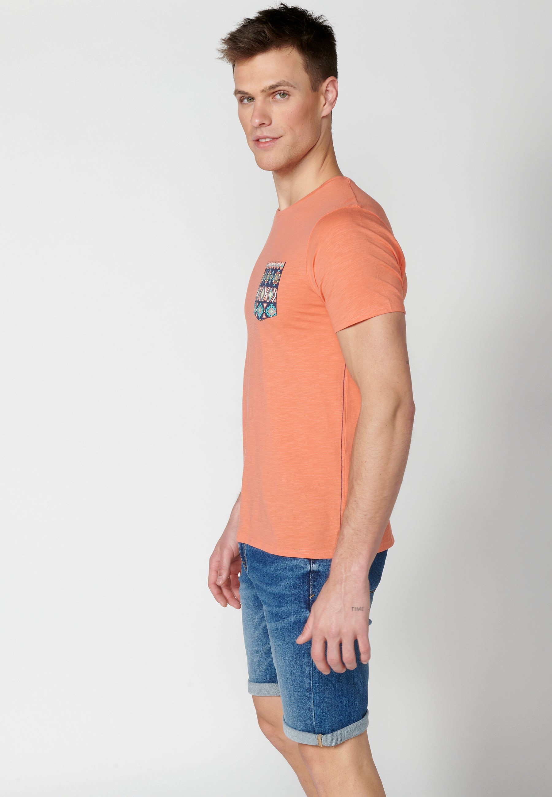 Camiseta Hombre Manga Corta Cuello Redondo Bolsillo Estampado – Koroshi 2311MC46