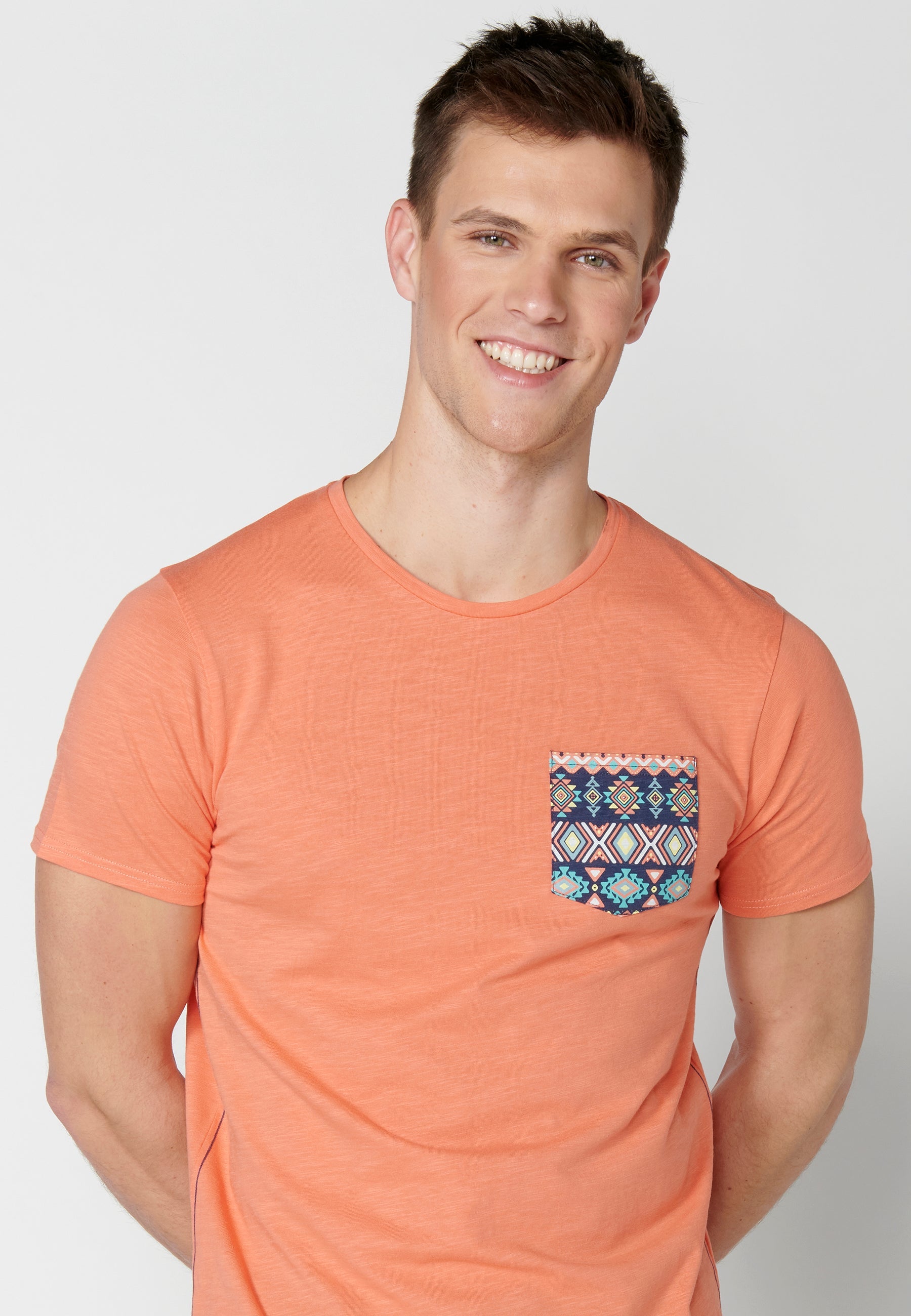 Camiseta Hombre Manga Corta Cuello Redondo Bolsillo Estampado – Koroshi 2311MC46