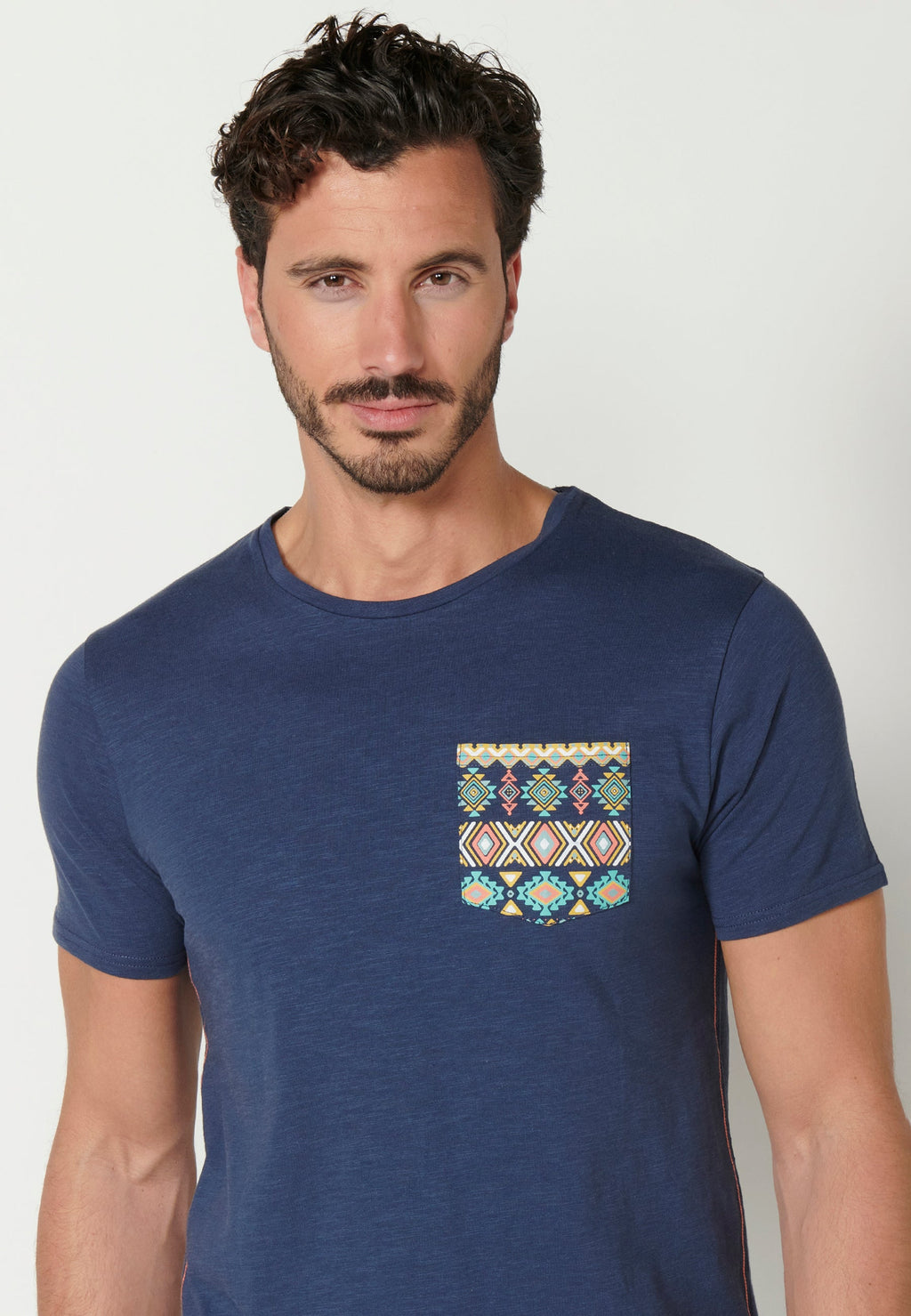 Camiseta Hombre Manga Corta Cuello Redondo Bolsillo Estampado – Koroshi 2311MC46