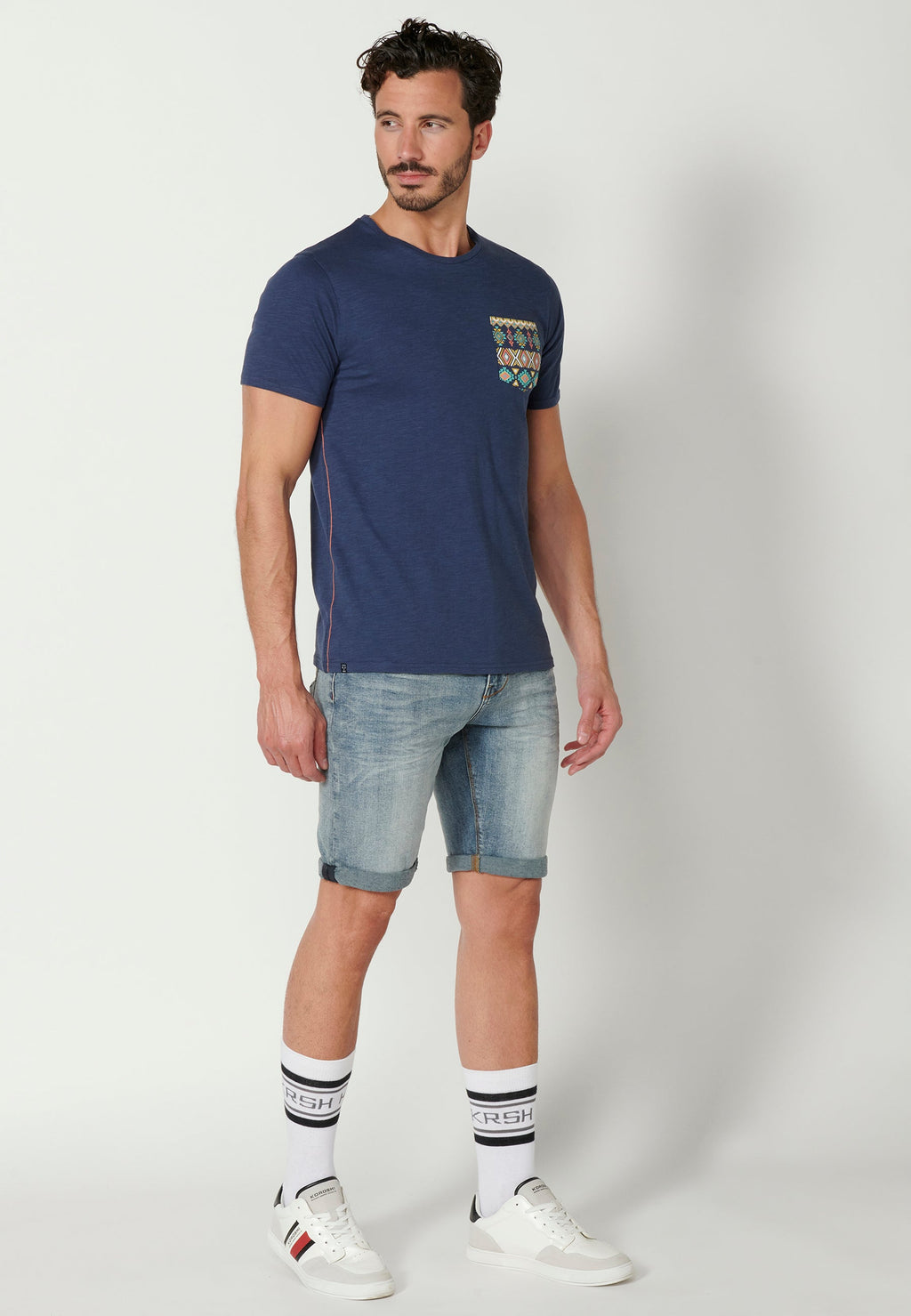 Camiseta Hombre Manga Corta Cuello Redondo Bolsillo Estampado – Koroshi 2311MC46