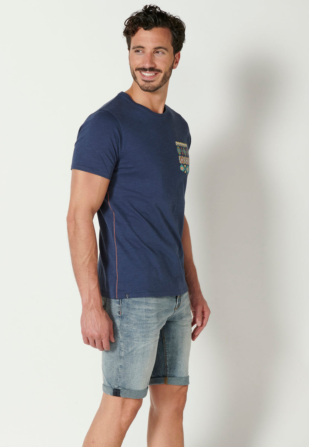 Camiseta Hombre Manga Corta Cuello Redondo Bolsillo Estampado – Koroshi 2311MC46