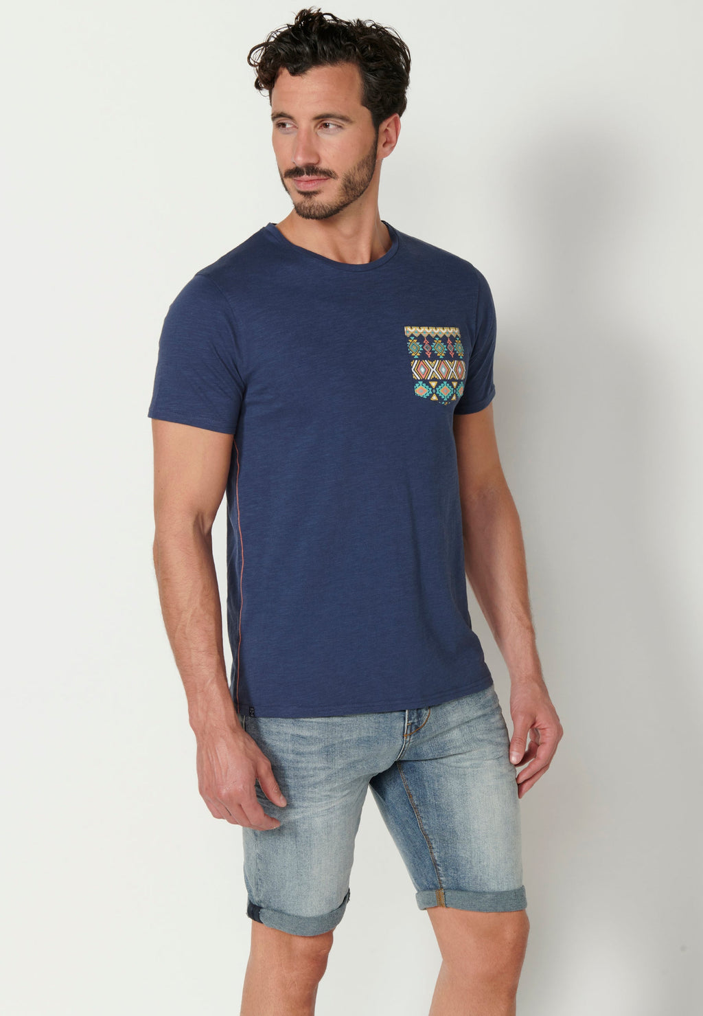 Camiseta Hombre Manga Corta Cuello Redondo Bolsillo Estampado – Koroshi 2311MC46