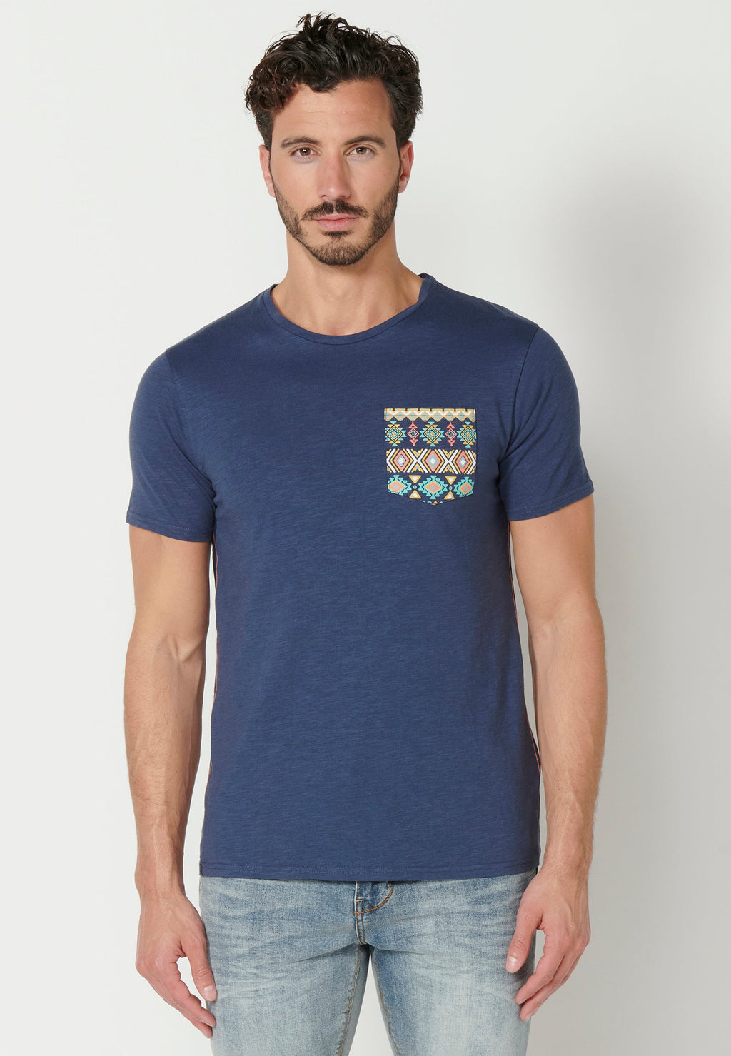 Camiseta Hombre Manga Corta Cuello Redondo Bolsillo Estampado – Koroshi 2311MC46