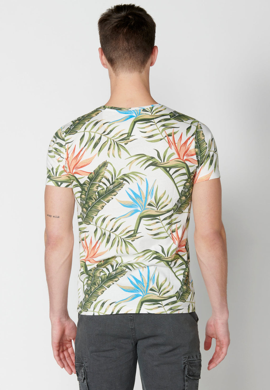 Camiseta Hombre Manga Corta Cuello Redondo Estampado Tropical – Koroshi 2311MC57