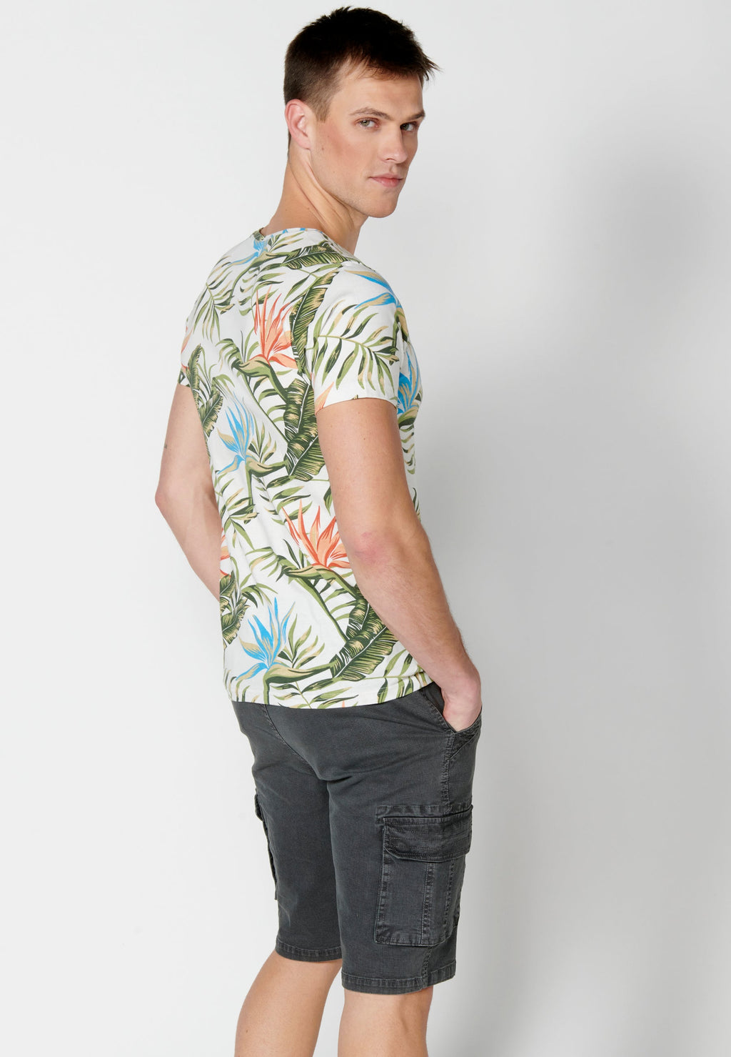 Camiseta Hombre Manga Corta Cuello Redondo Estampado Tropical – Koroshi 2311MC57
