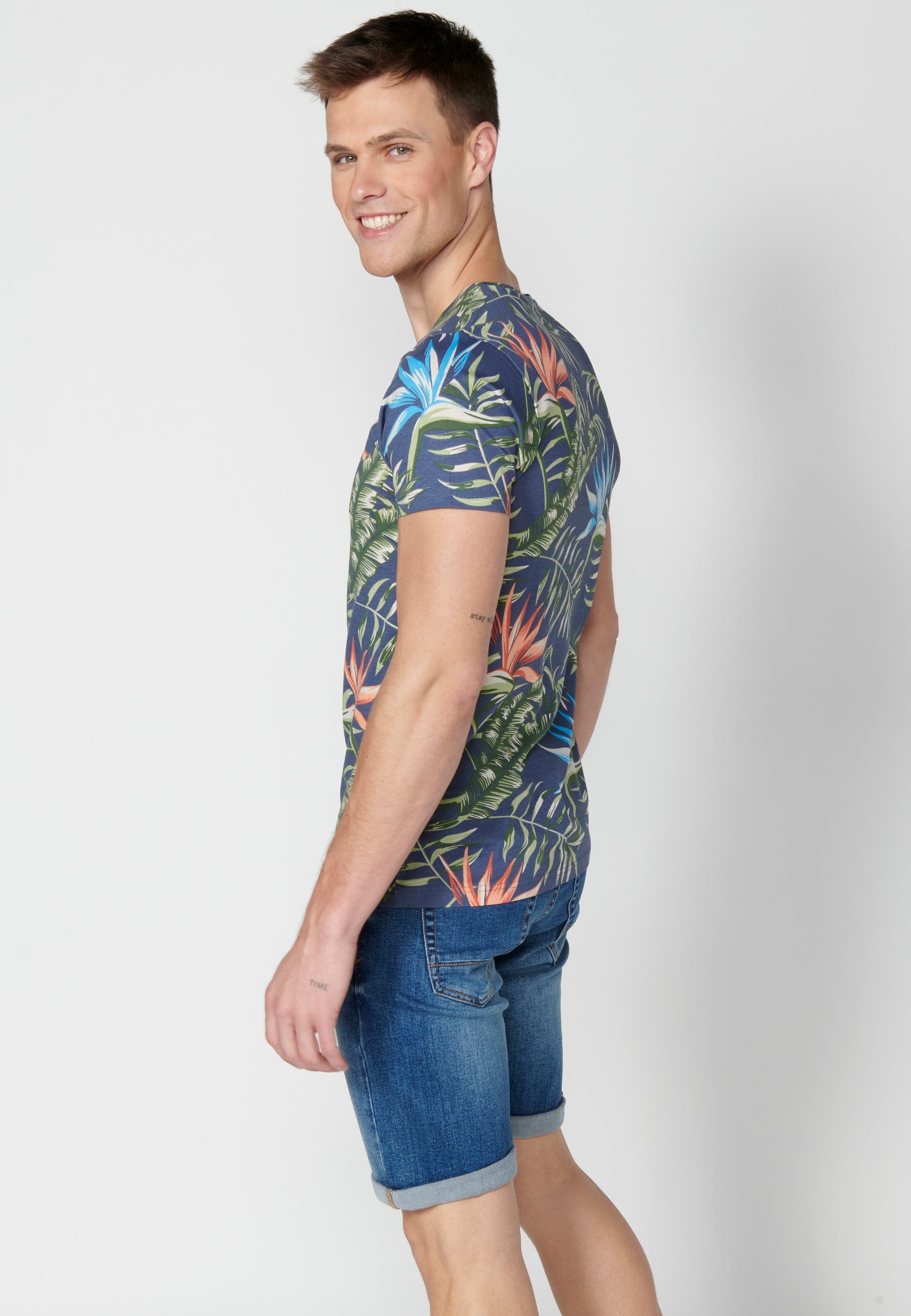 Camiseta Hombre Manga Corta Cuello Redondo Estampado Tropical – Koroshi 2311MC57