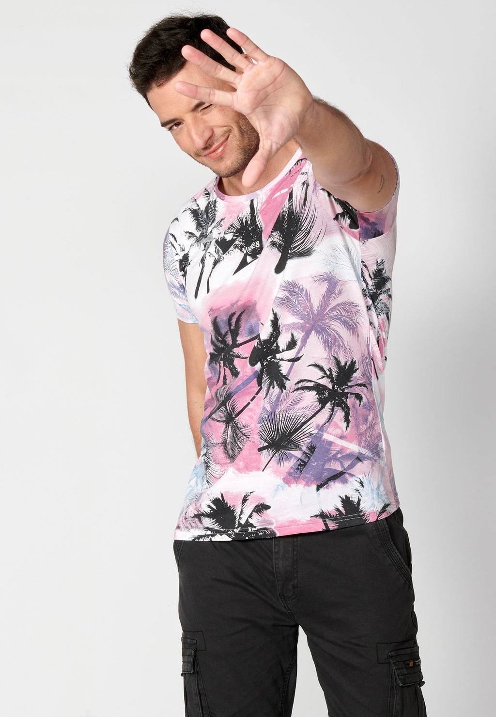 Camiseta Hombre Manga Corta Cuello Redondo Estampado Tropical – Koroshi Rosa